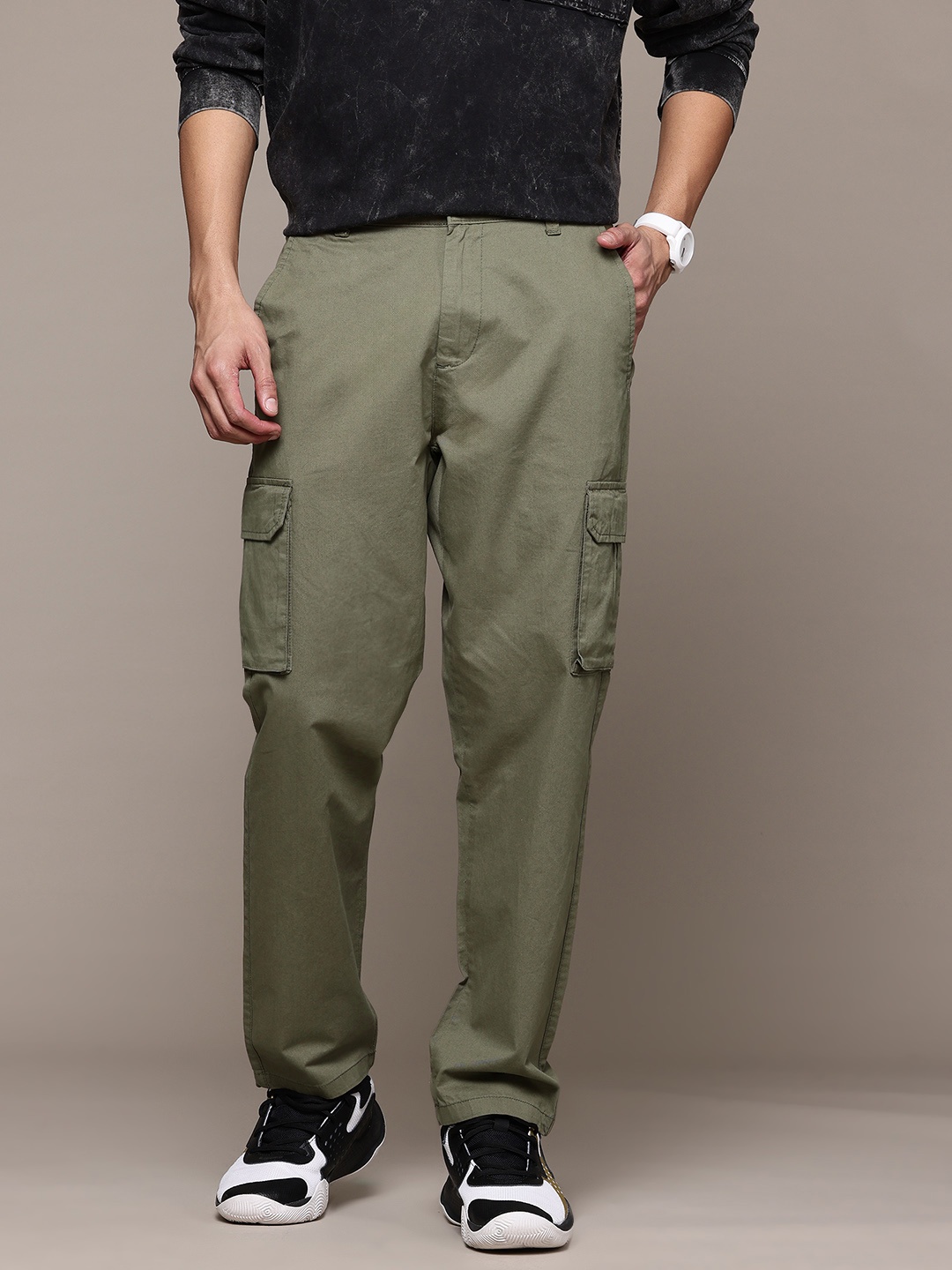 

The Roadster Lifestyle Co. Men Relaxed Fit Cargo Trousers, Olive