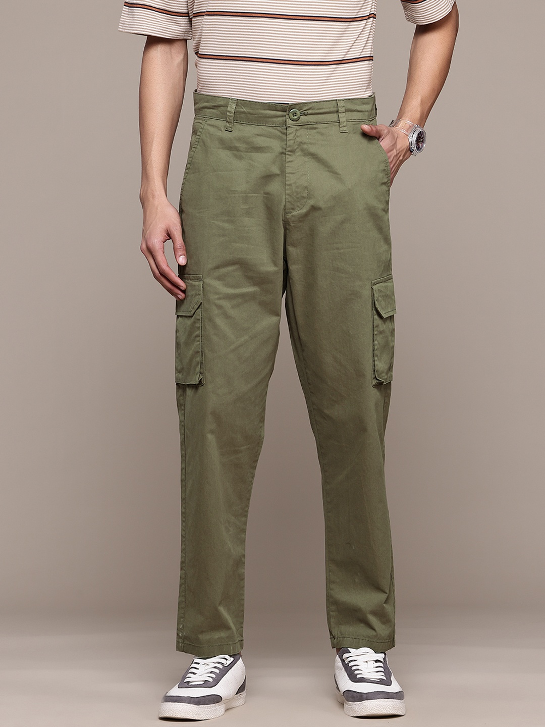 

The Roadster Lifestyle Co. Men Pure Cotton Relaxed Cargo Trousers, Olive