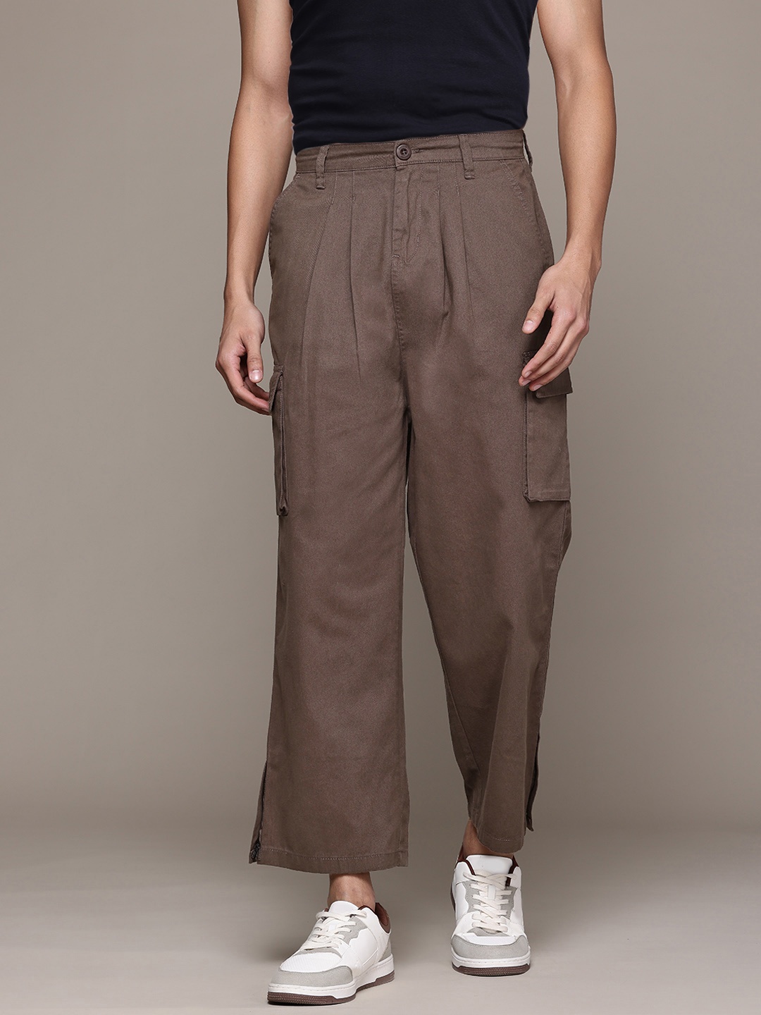 

The Roadster Lifestyle Co. Men Loose Fit Pure Cotton Cargos, Coffee brown