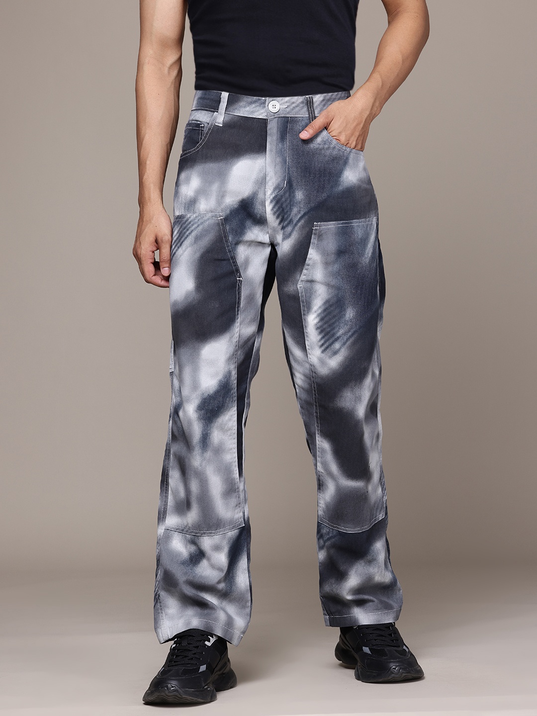 

The Roadster Lifestyle Co. Men Straight Fit Tie and dye Pure Cotton Trousers, Grey
