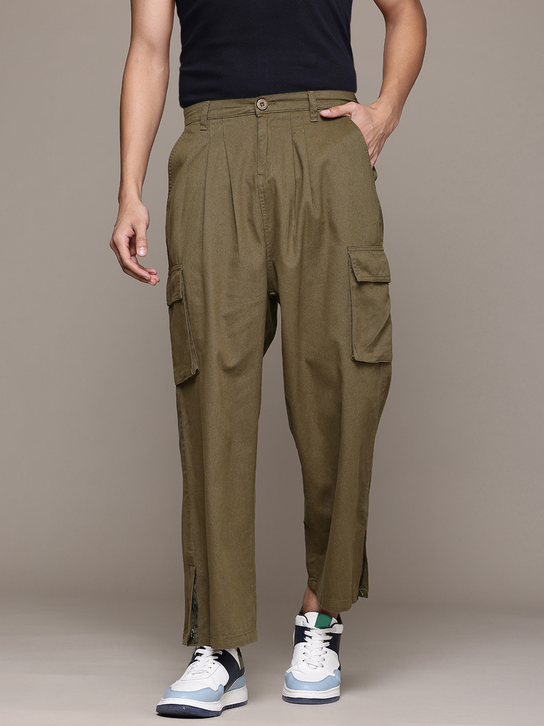 

The Roadster Lifestyle Co. Men Loose Fit Pure Cotton Cargos, Olive