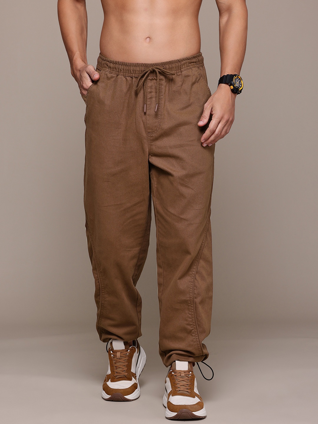 

The Roadster Lifestyle Co. Men Pure Cotton Loose Fit Joggers, Coffee brown