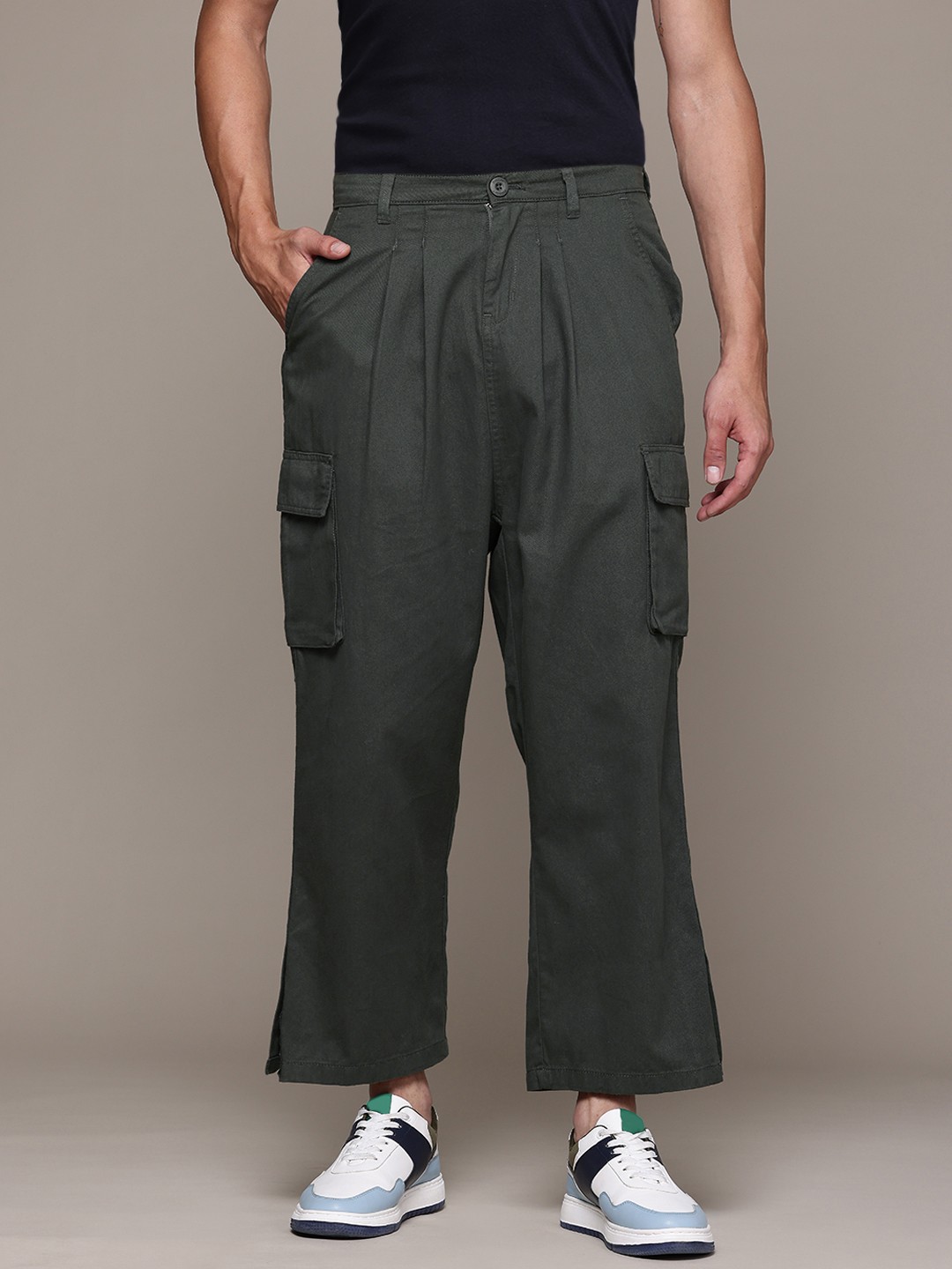 

The Roadster Lifestyle Co. Men Loose Fit Pure Cotton Cargos, Charcoal