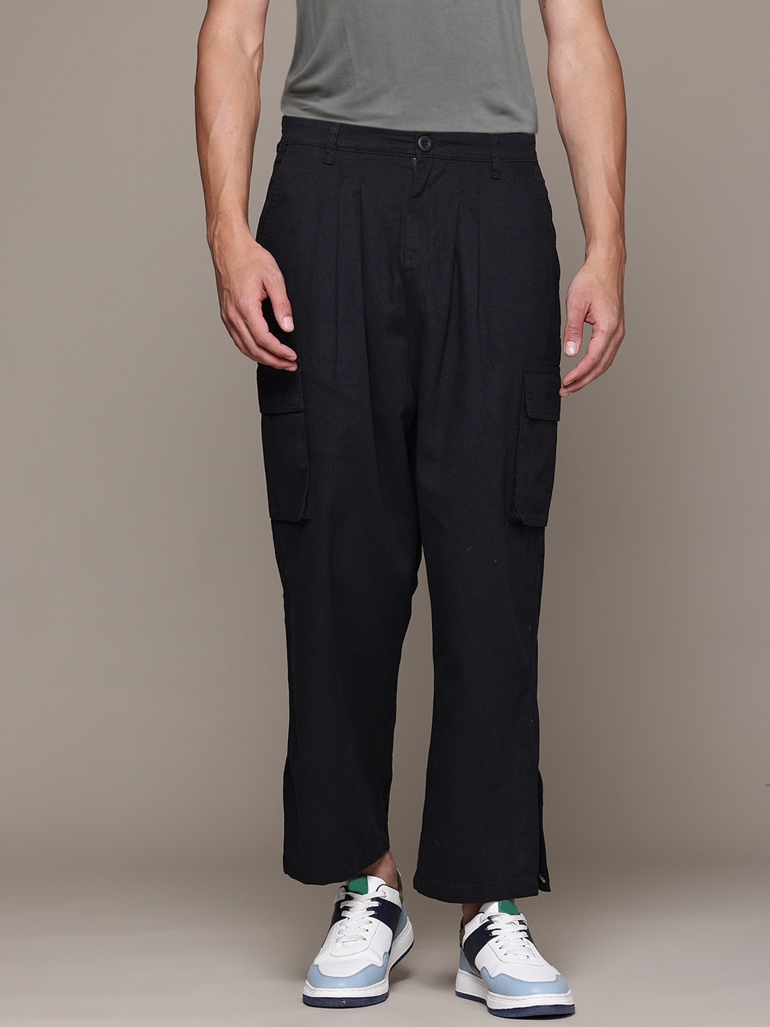

The Roadster Lifestyle Co. Men Loose Fit Pure Cotton Cargos, Black