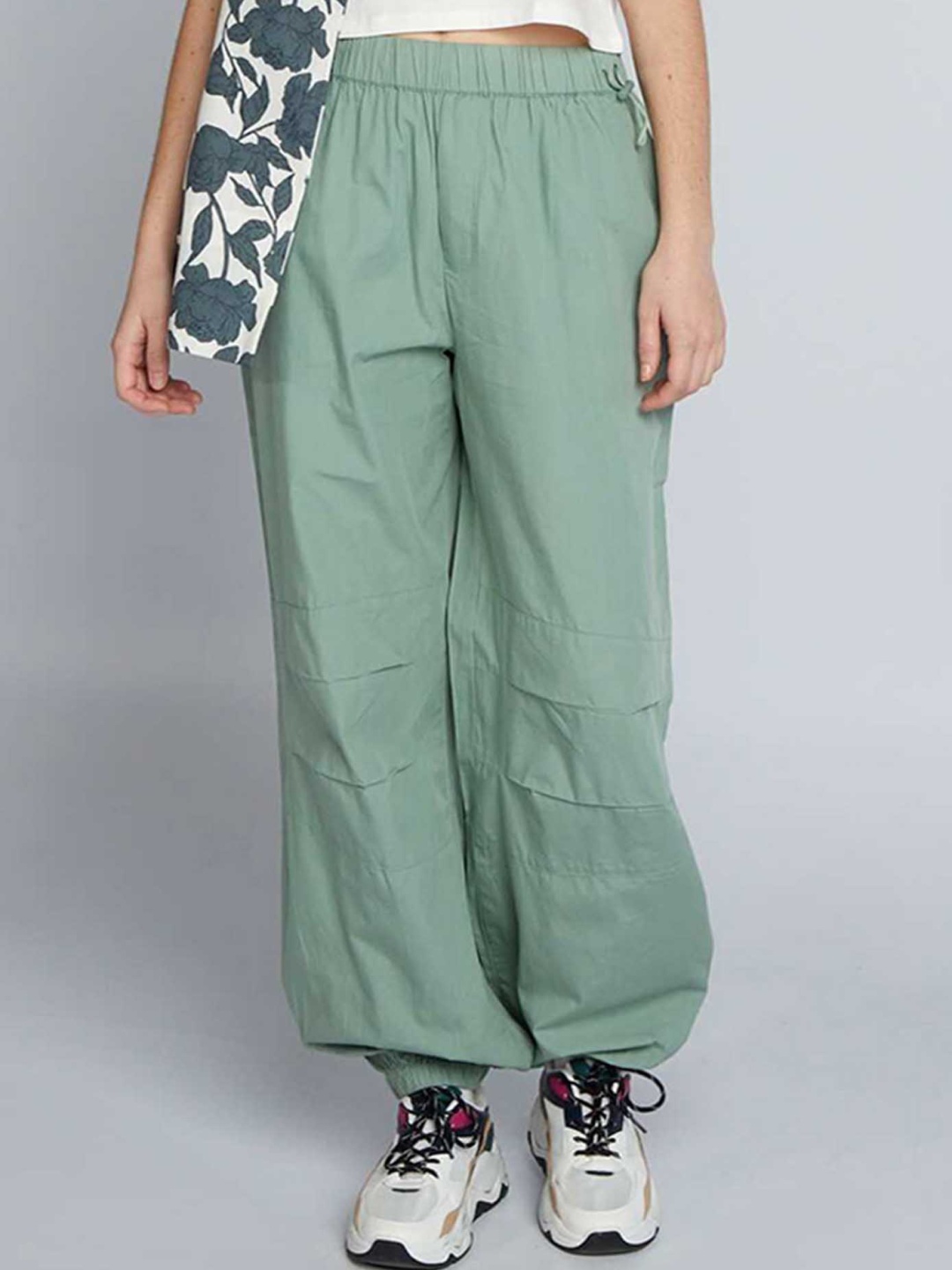 

KIABI Women Solid Mid Rise Regular Fit Parachute Trousers, Green