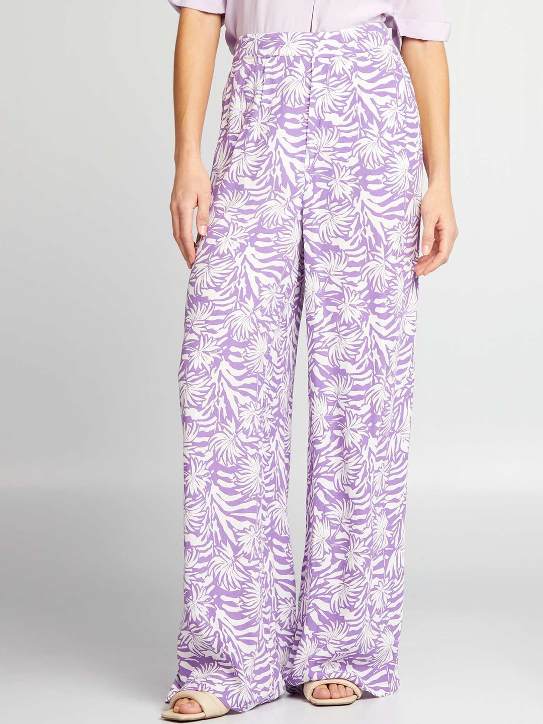 

KIABI Women Tropical Printed Loose Fit High-Rise Trousers, Purple