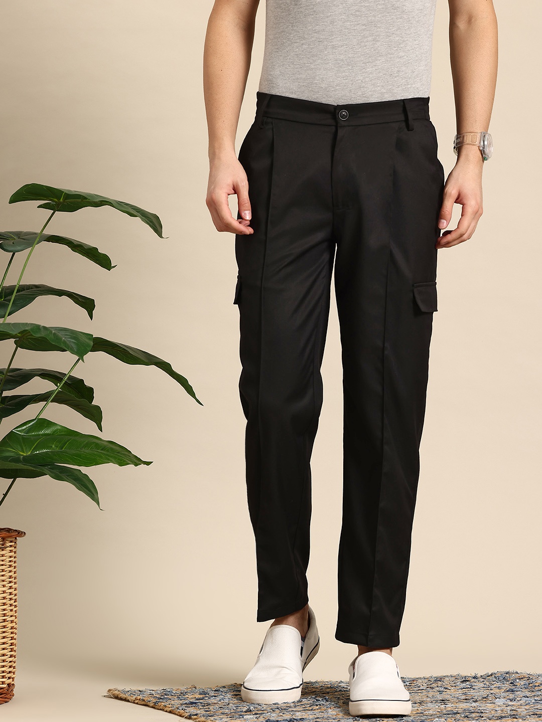 

Mast & Harbour Men Pleated Cargos Style Trousers, Black