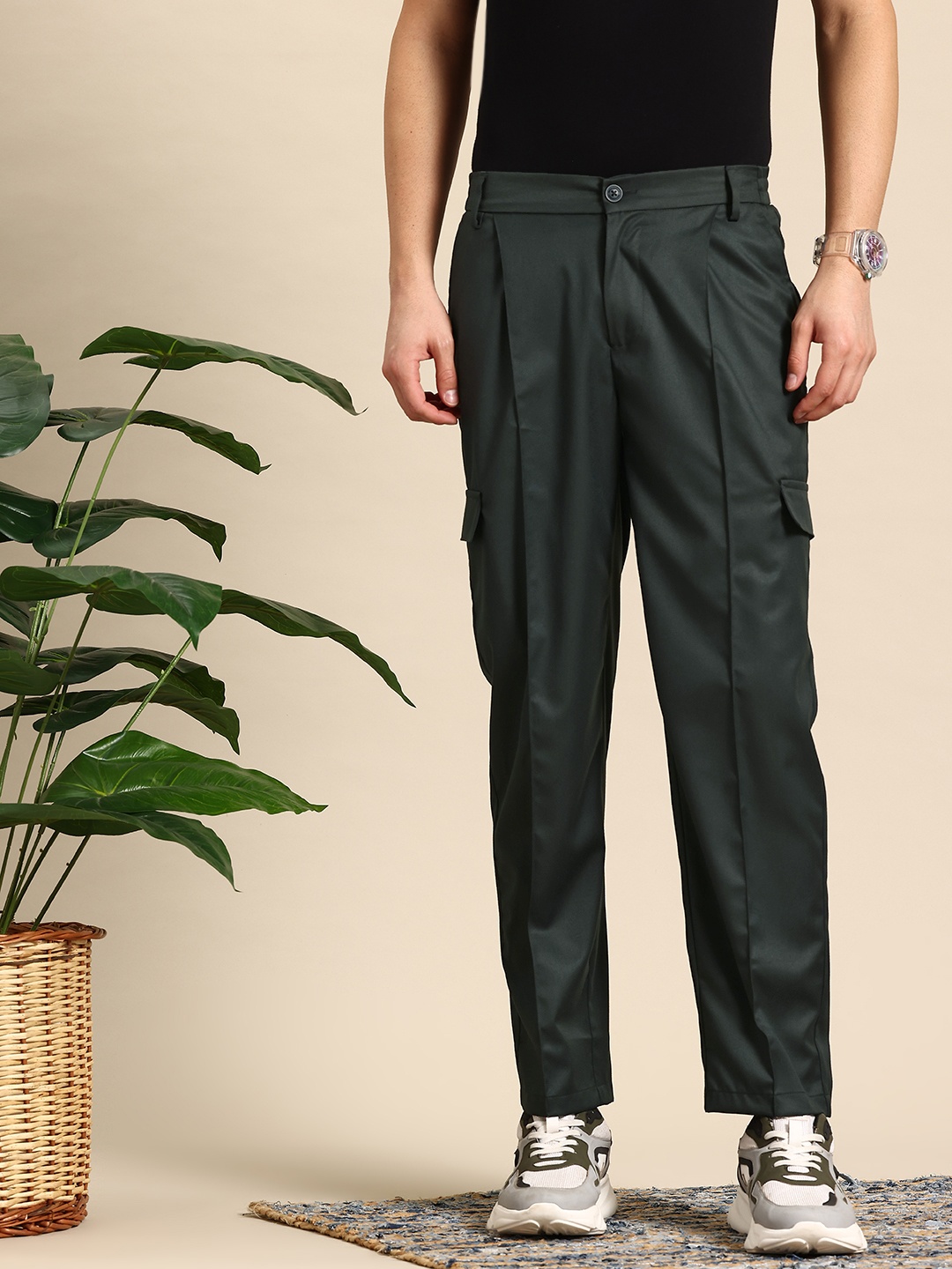 

Mast & Harbour Men Pleated Cargos Style Trousers, Green