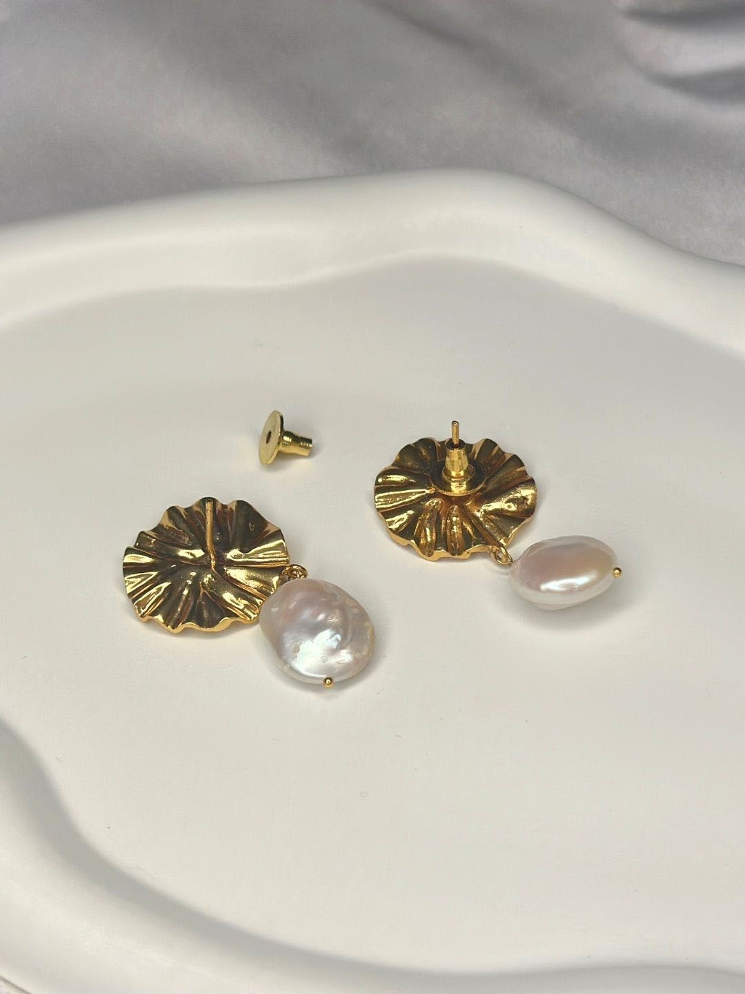 

nihiraa Gold-Plated Pearls Drop Earrings