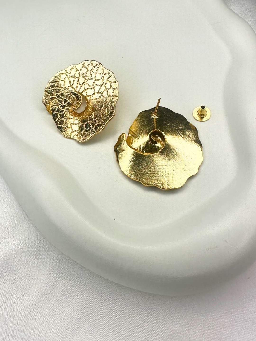 

nihiraa Gold-Plated Contemporary Studs Earrings