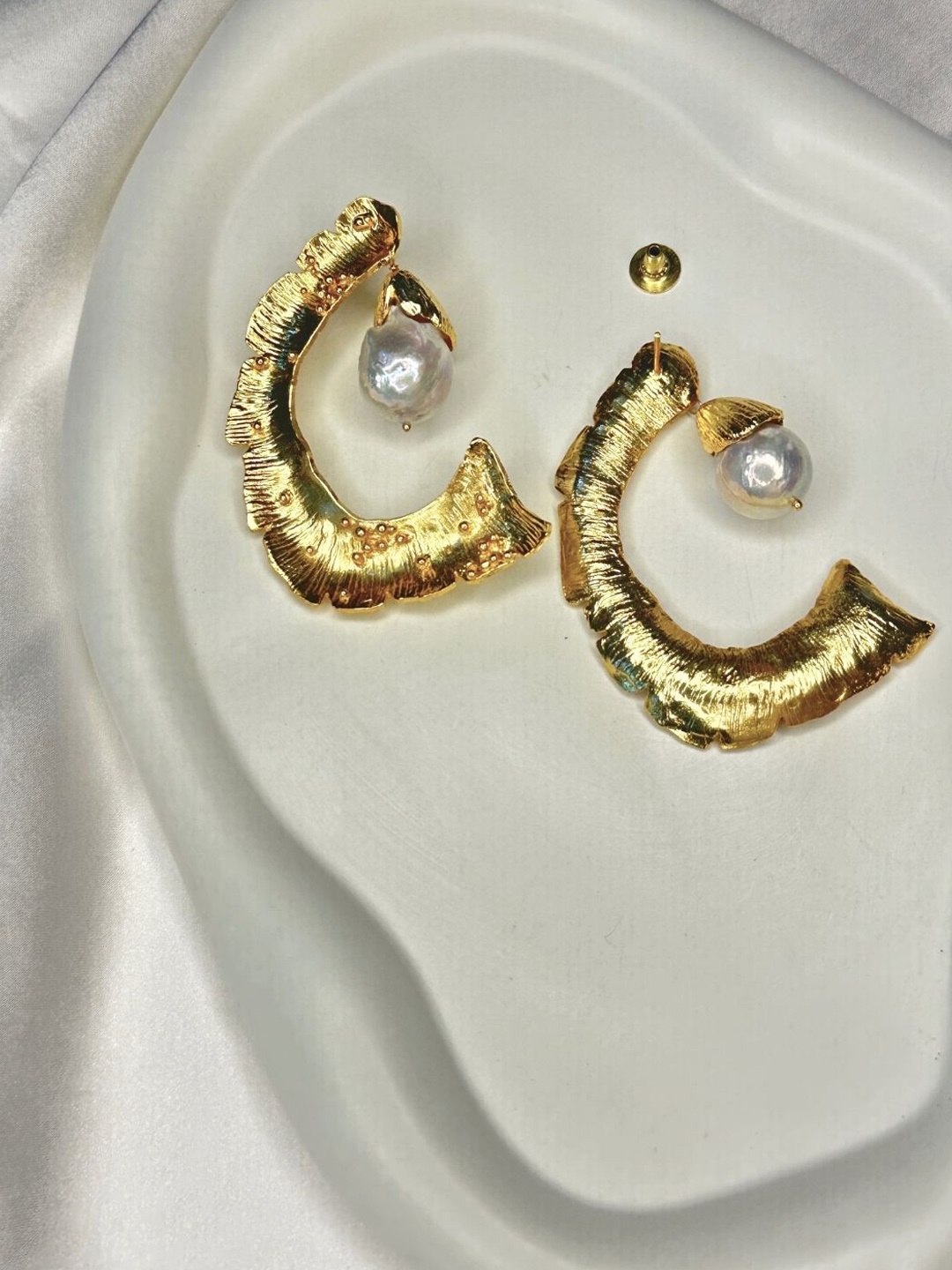 

nihiraa Gold-Plated Pearls Drop Earrings