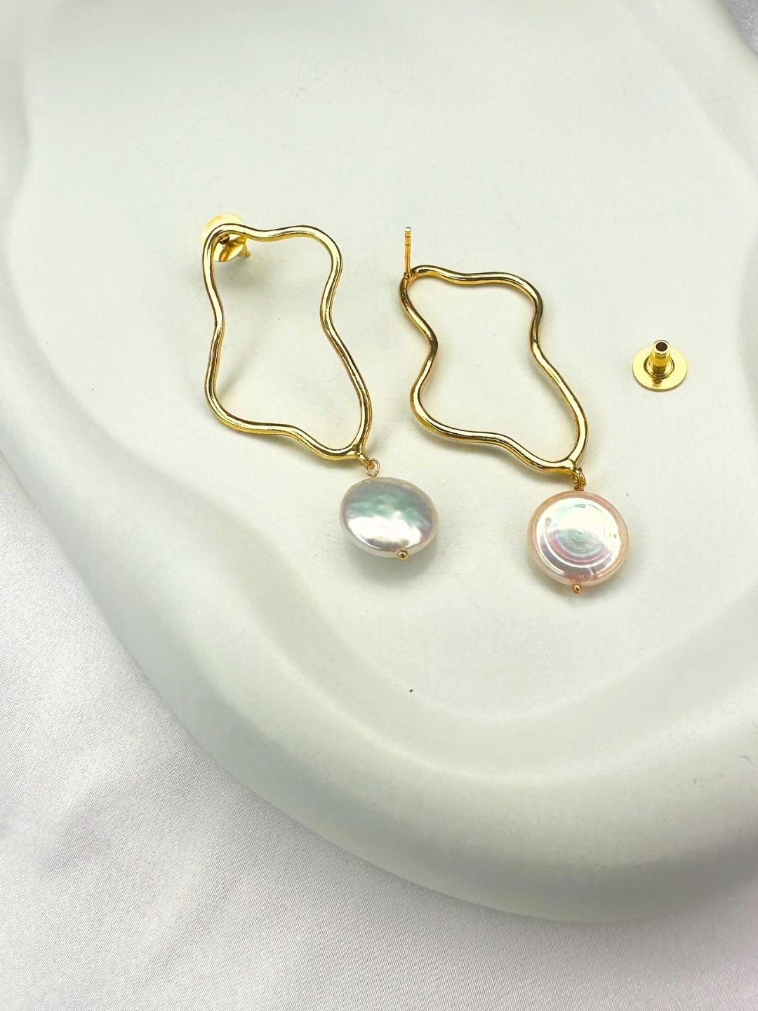 

nihiraa Gold-Plated Pearls Drop Earrings