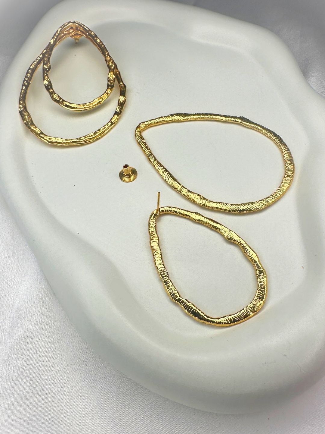

nihiraa Gold-Plated Drop Earrings