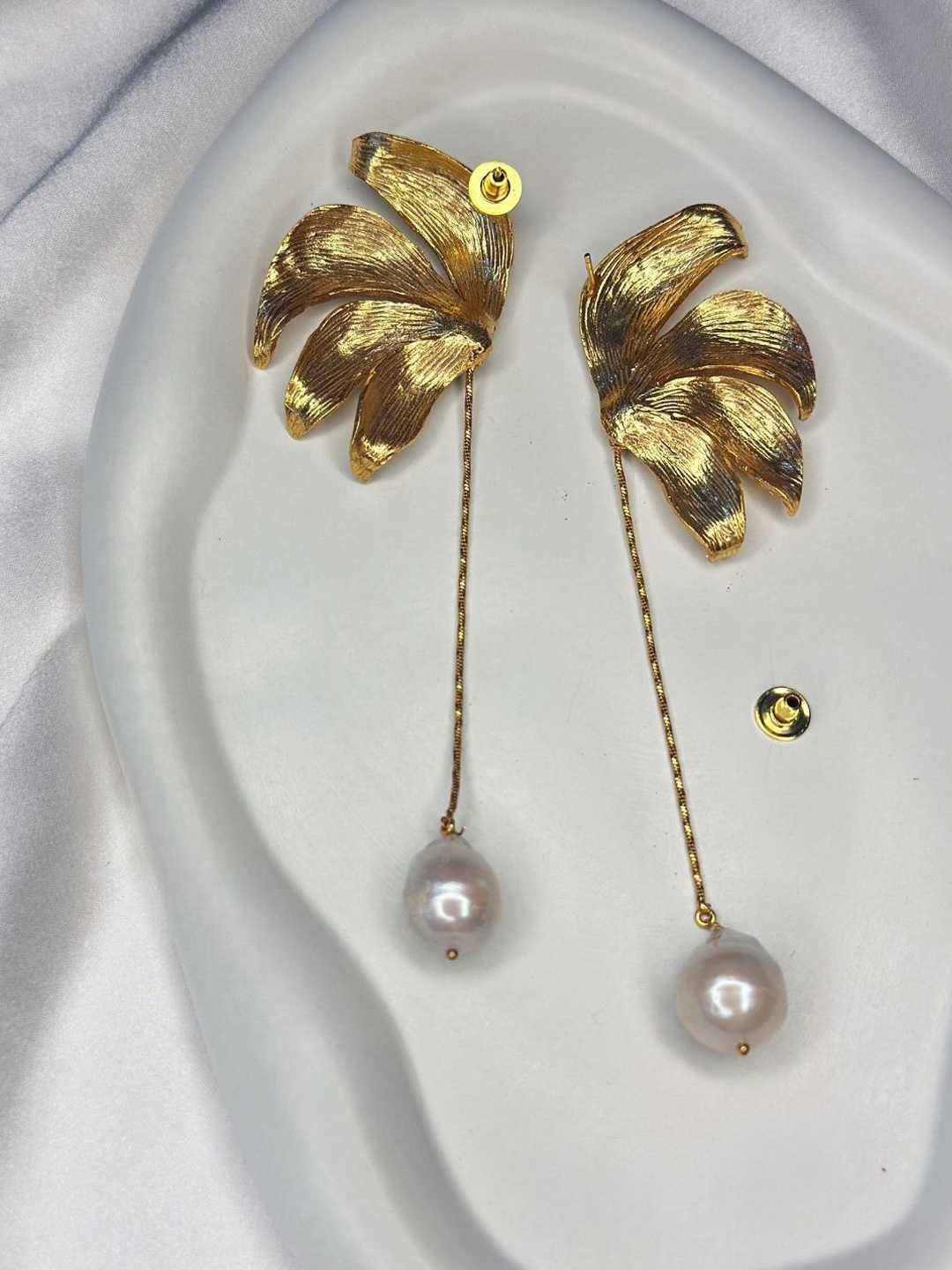 

nihiraa Gold-Plated Pearls Drop Earrings