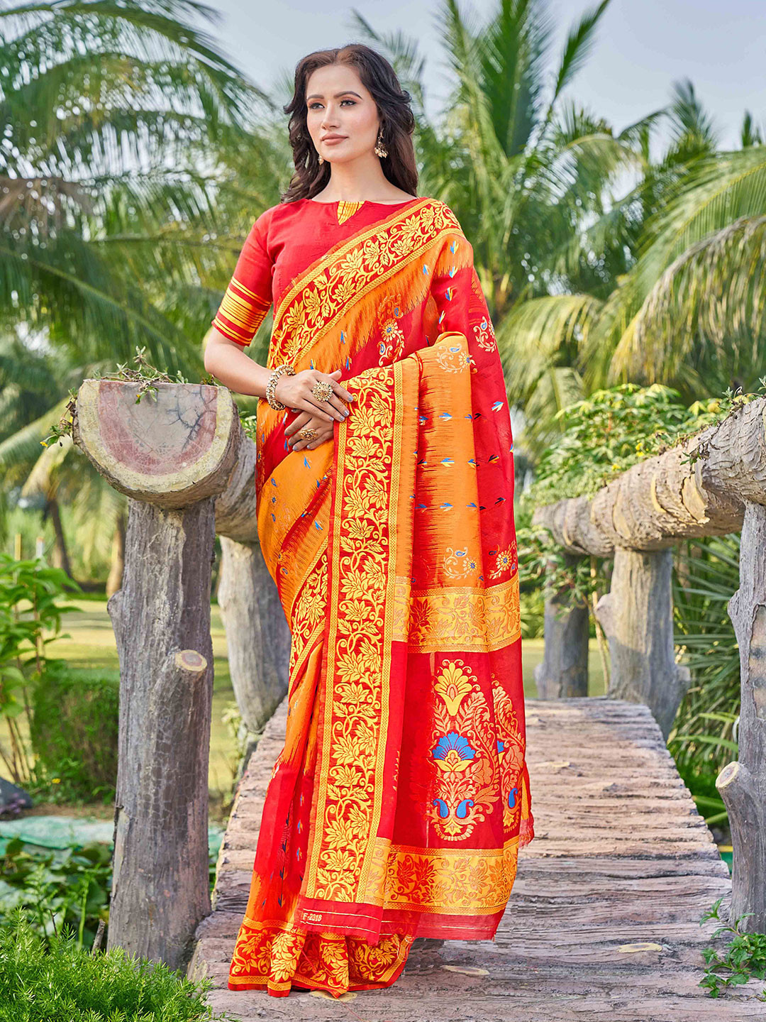 

DIVASTRI Woven Design Zari Baluchari Saree, Red