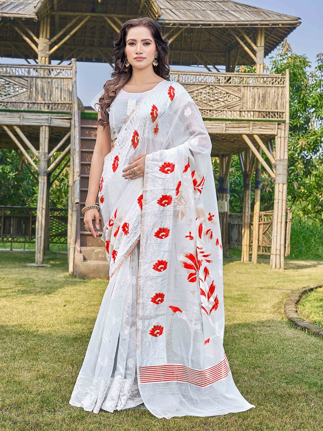 

DIVASTRI Floral Zari Baluchari Saree, White