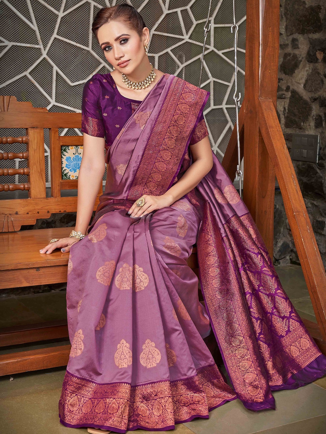 

DIVASTRI Ethnic Motifs Woven Designed Zari Mangalagiri Saree, Purple