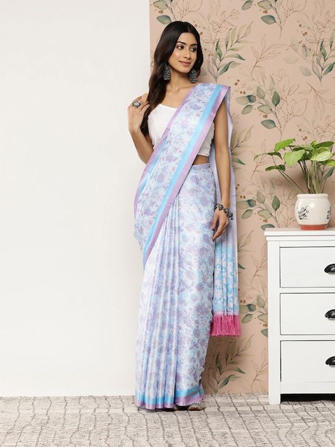 

VASTRANAND Floral Printed Satin Saree, Blue