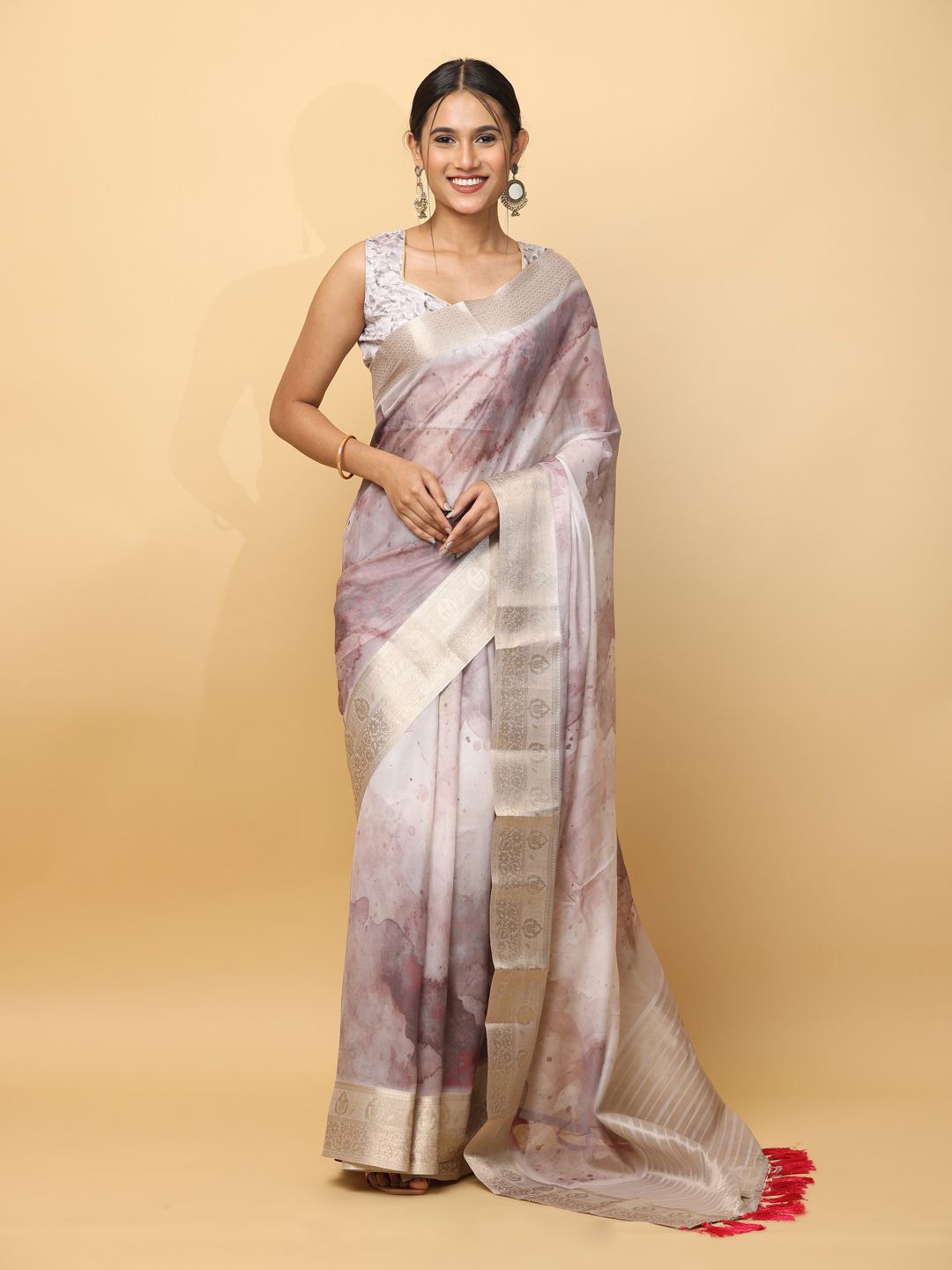 

VASTRANAND Zari Woven Abstract Tassel Saree, Burgundy