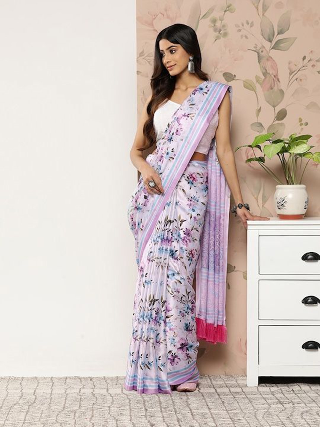 

VASTRANAND Floral Printed Saree, Lavender