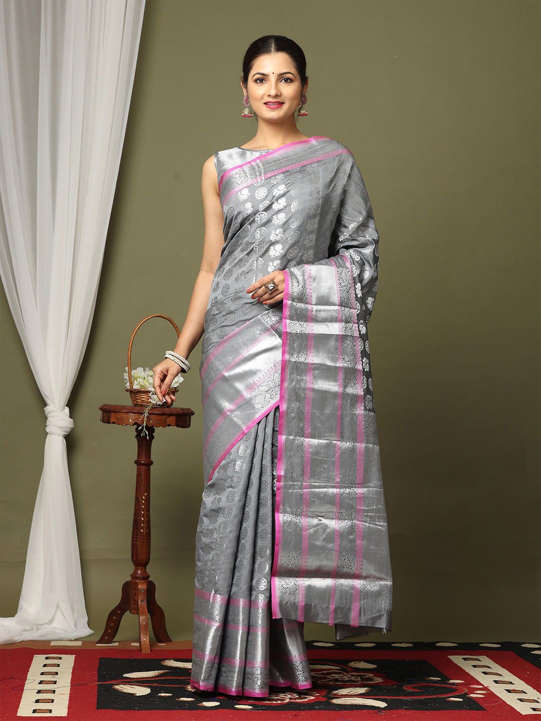 

VASTRANAND Ethnic Motifs Woven Designed Zari Kanjeevaram Saree, Grey