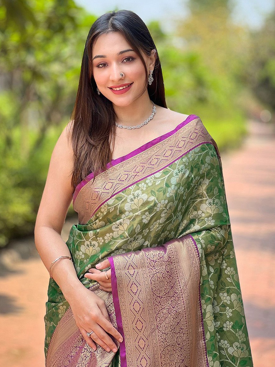 

Mitera Woven Designed Zari Saree, Olive