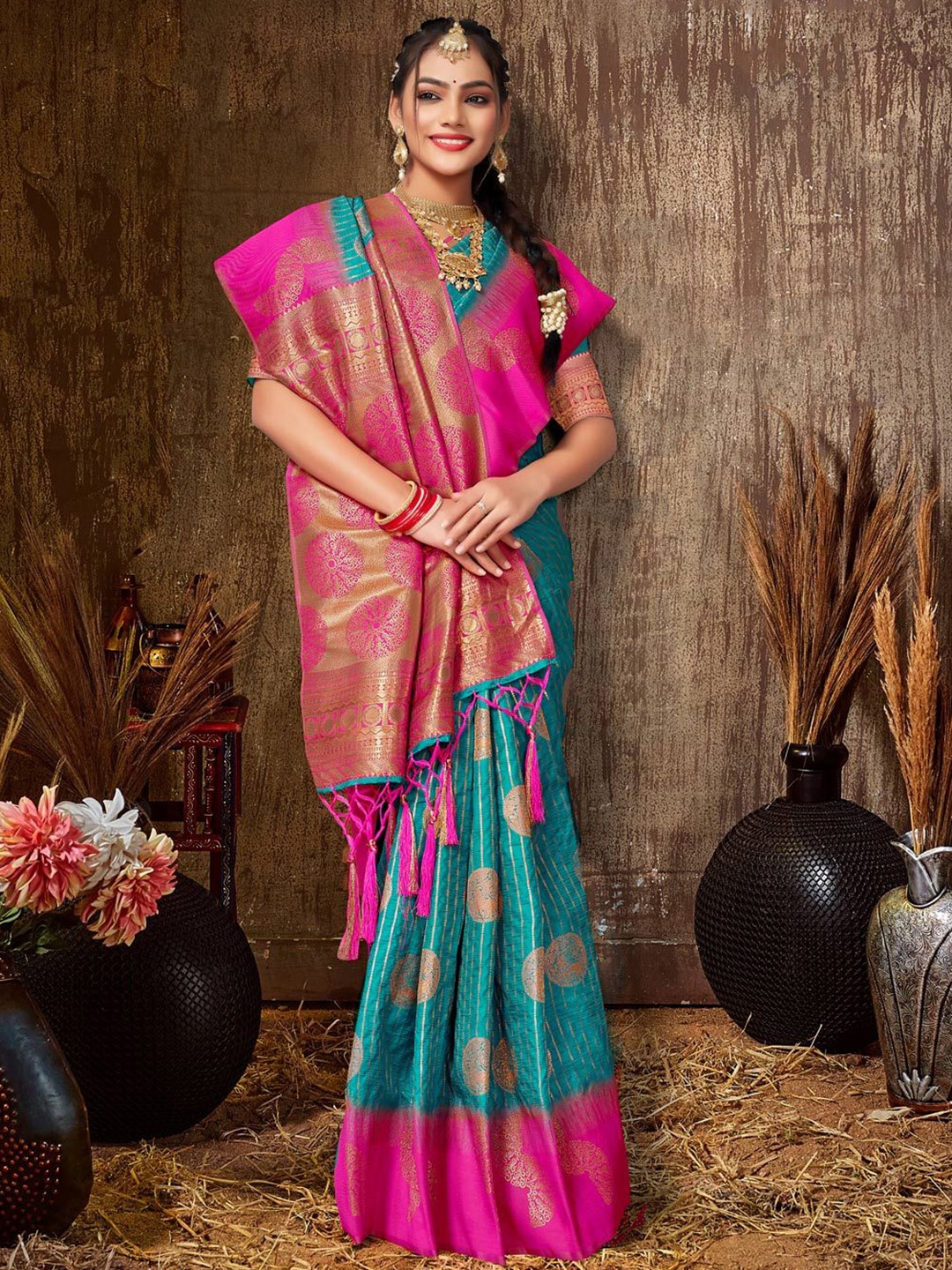 

Exclusiva Woven Designed Zari Saree, Sea green