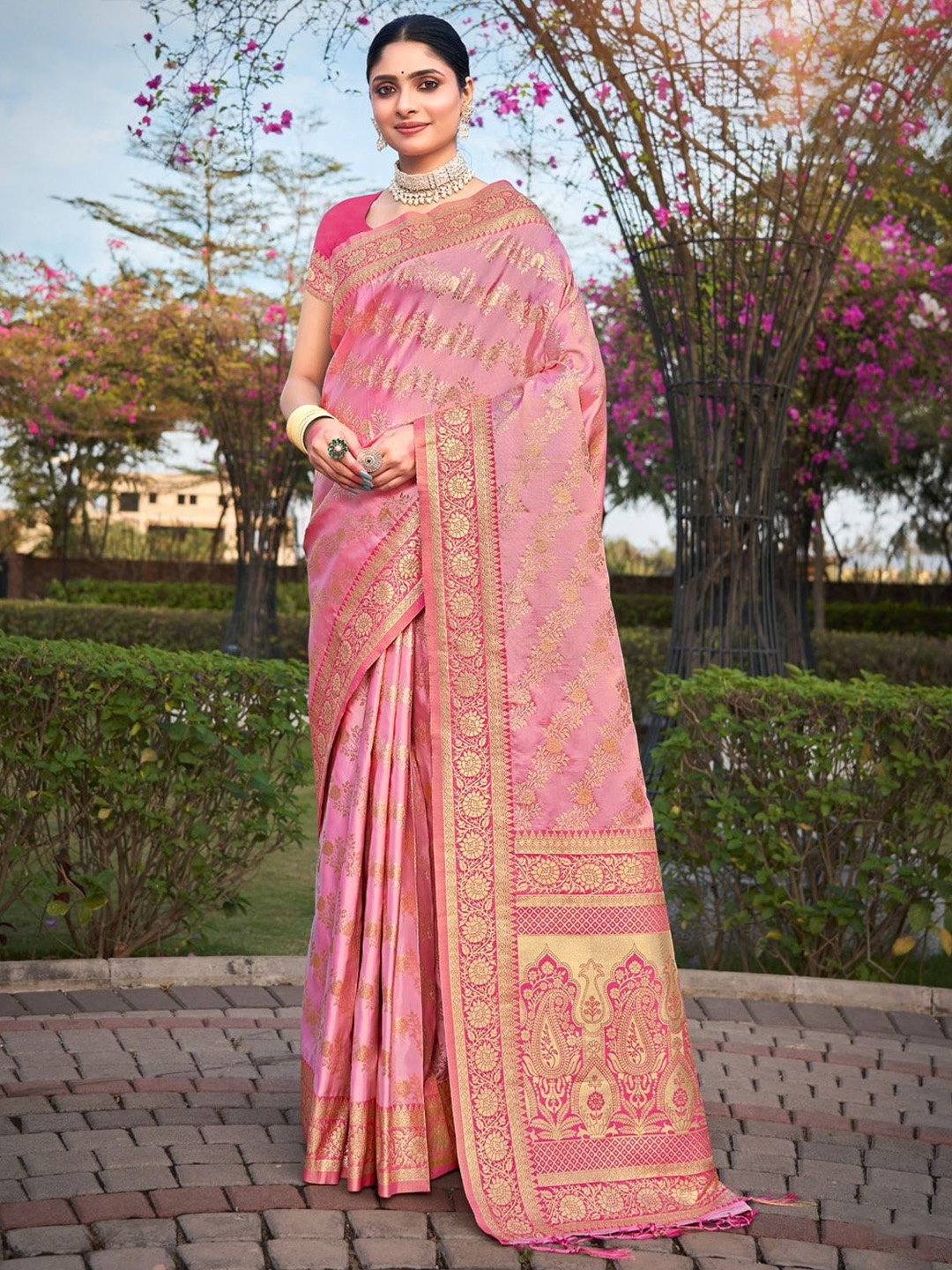 

Exclusiva Woven Designed Zari Saree, Pink