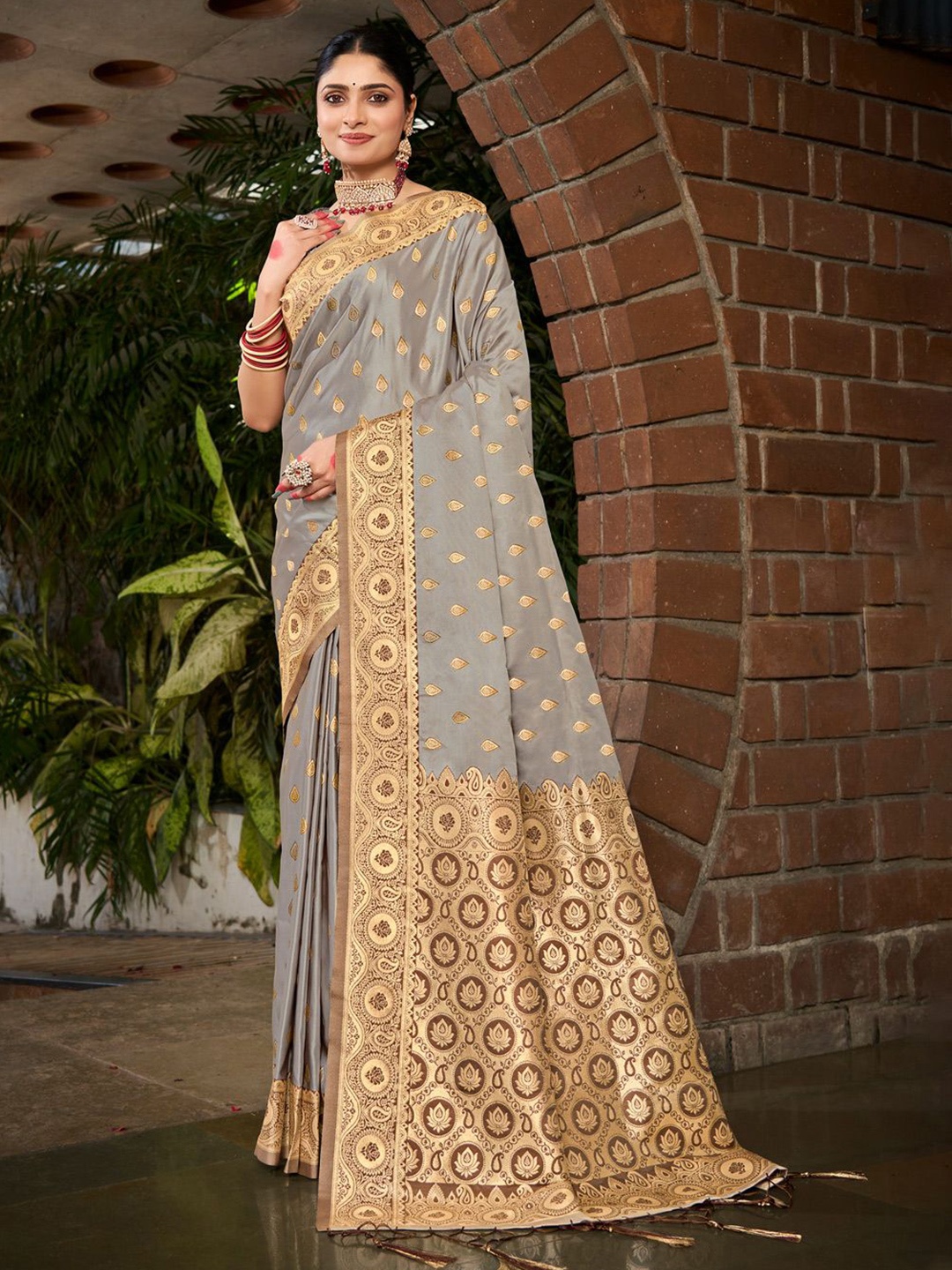

Exclusiva Woven Design Zari Saree, Grey