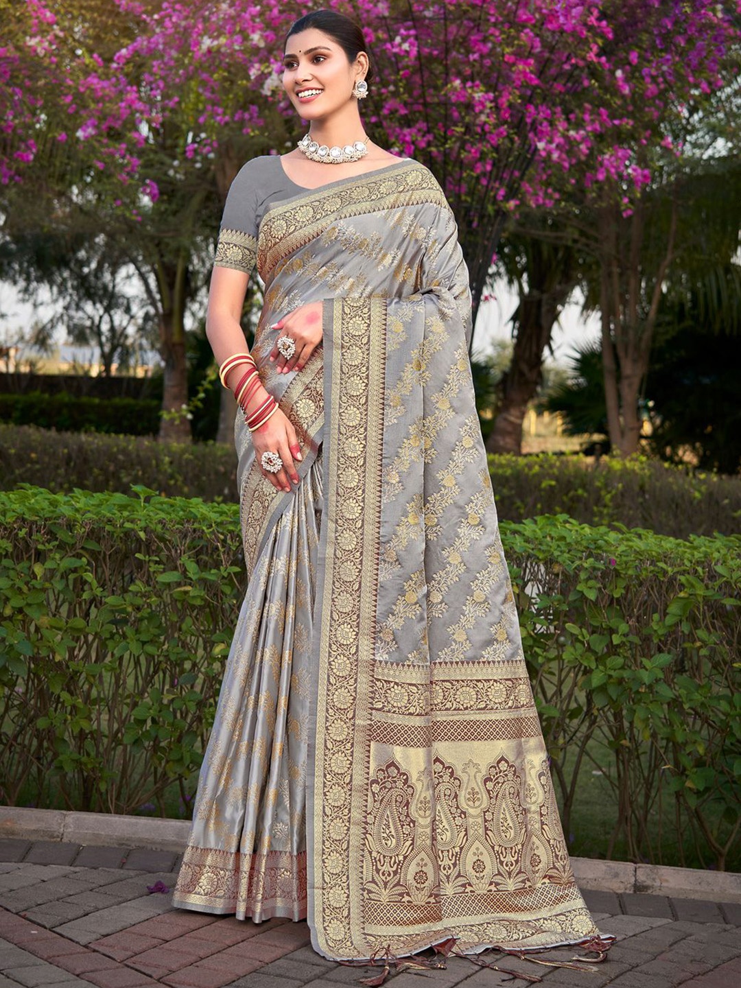 

Exclusiva Woven Designed Zari Saree, Grey