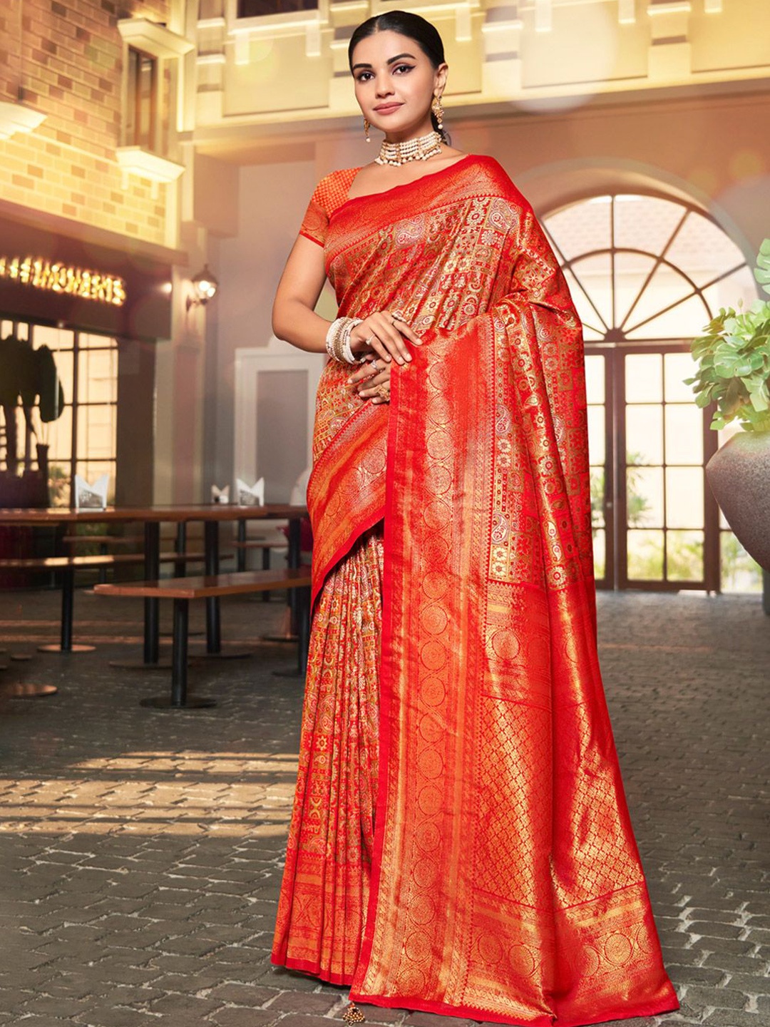 

Exclusiva Kanjivaram Woven Design Zari Saree, Red