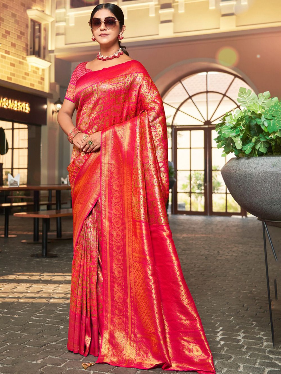 

Exclusiva Woven Design Zari Kanjivaram Saree, Red