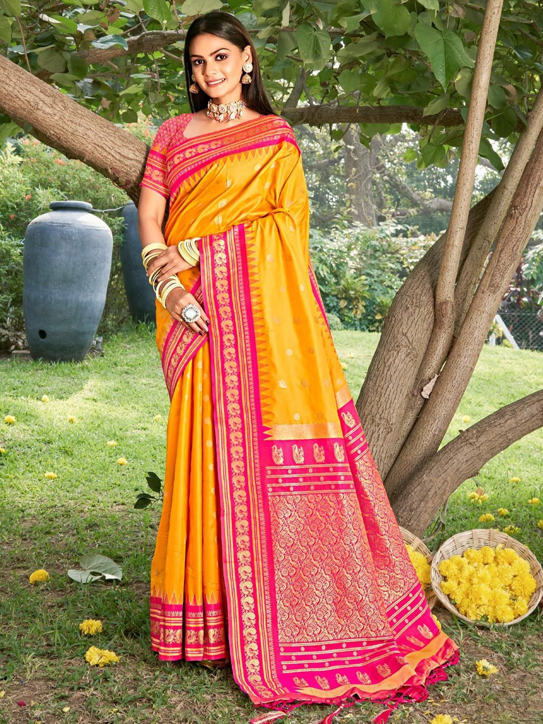 

Exclusiva Woven Design Zari Paithani Saree, Yellow