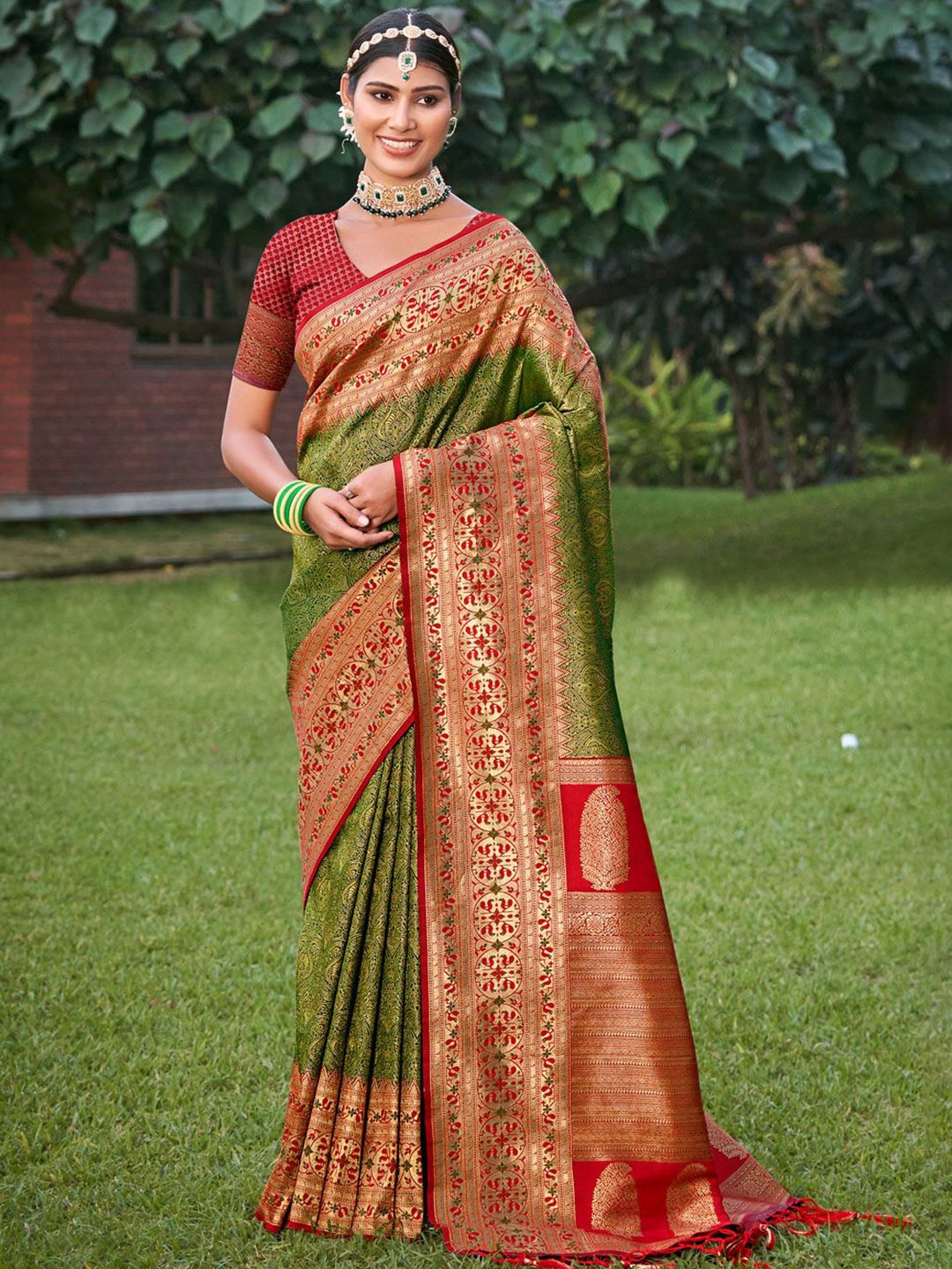 

Exclusiva Woven Design Zari Kanjivaram Saree, Green