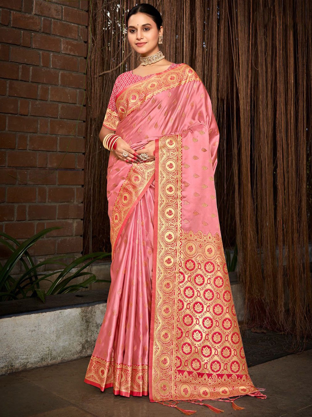

Exclusiva Woven Designed Zari Saree, Pink