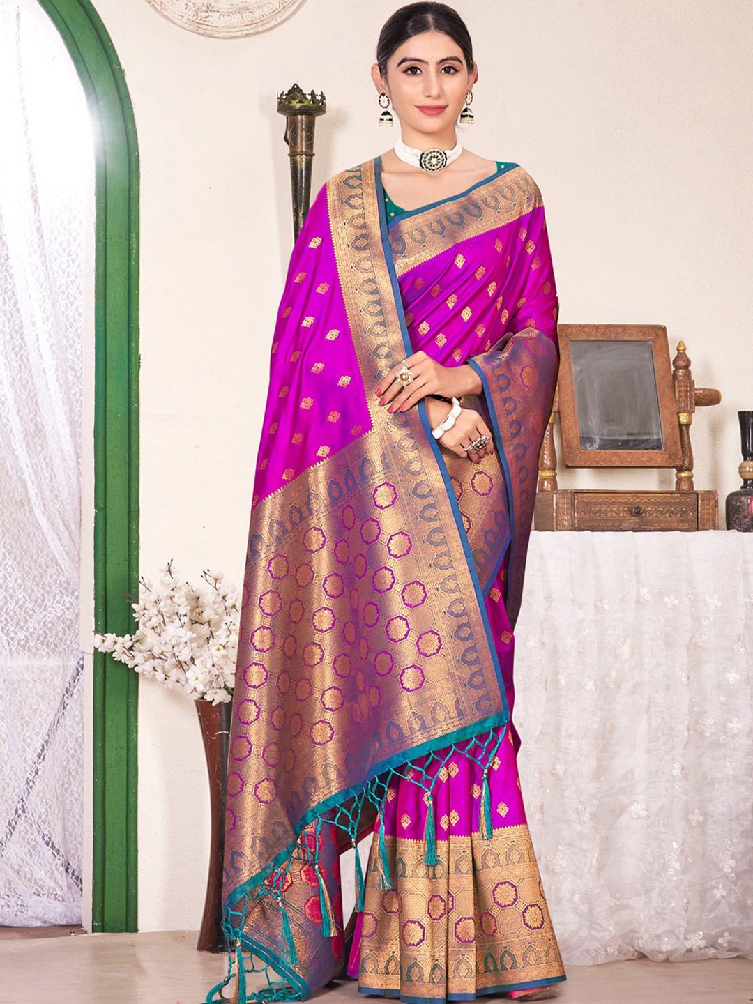 

Exclusiva Woven Design Zari Banarasi Saree, Purple