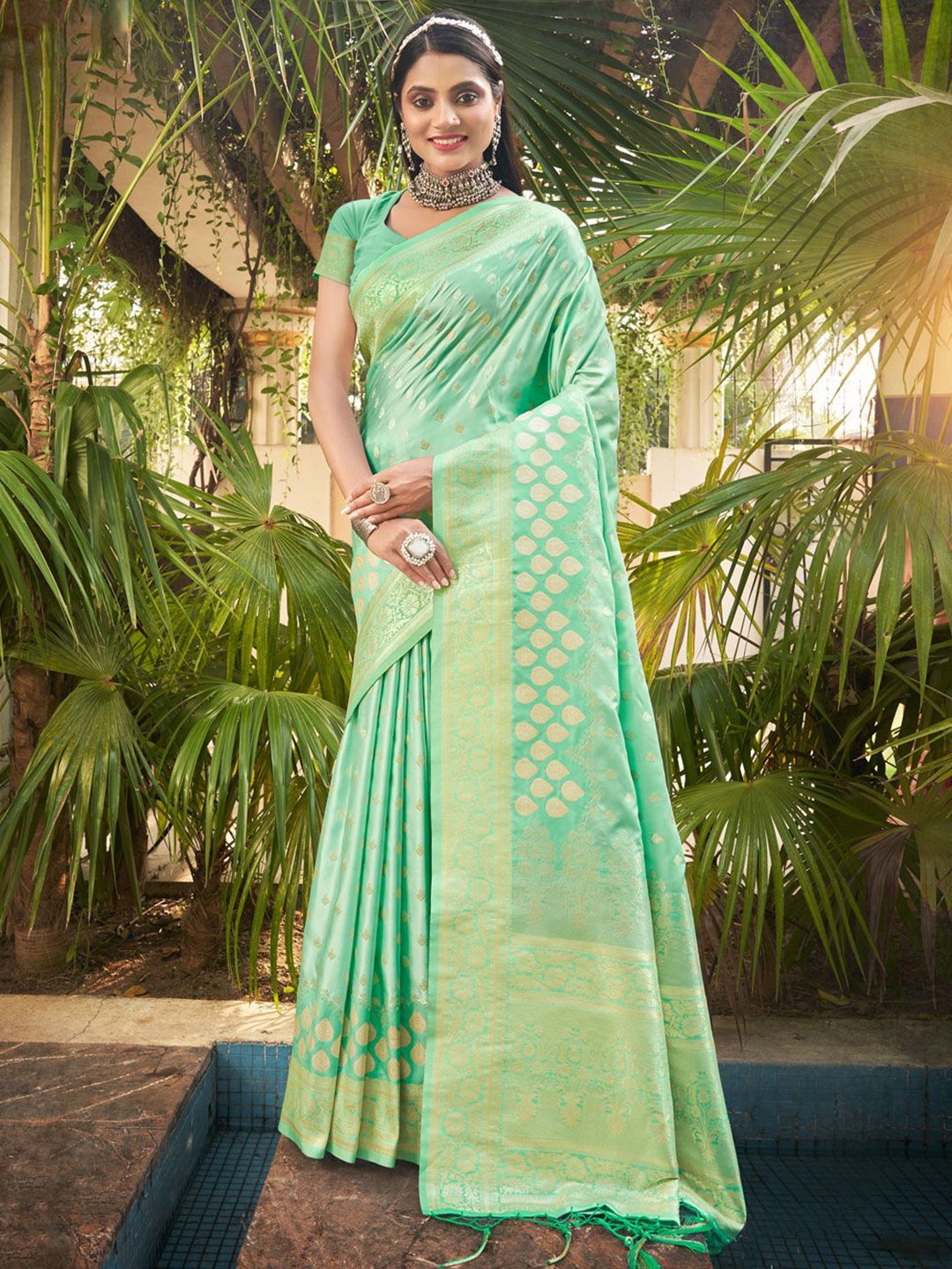 

Exclusiva Woven Design Zari Saree, Green
