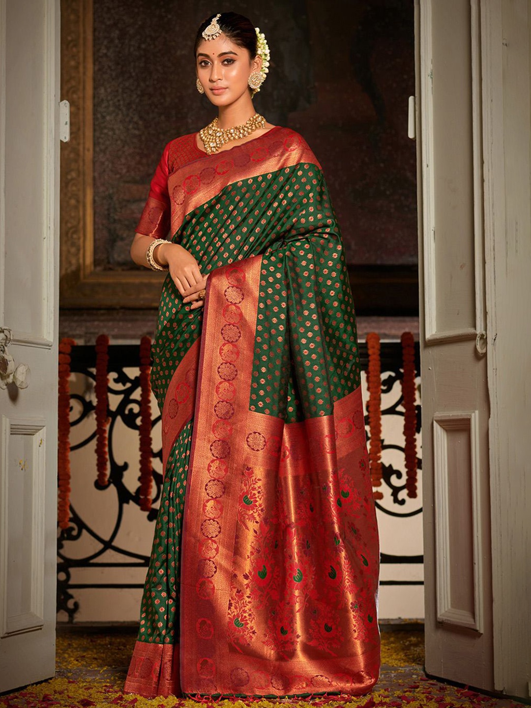 

Exclusiva Woven Design Zari Banarasi Saree, Green