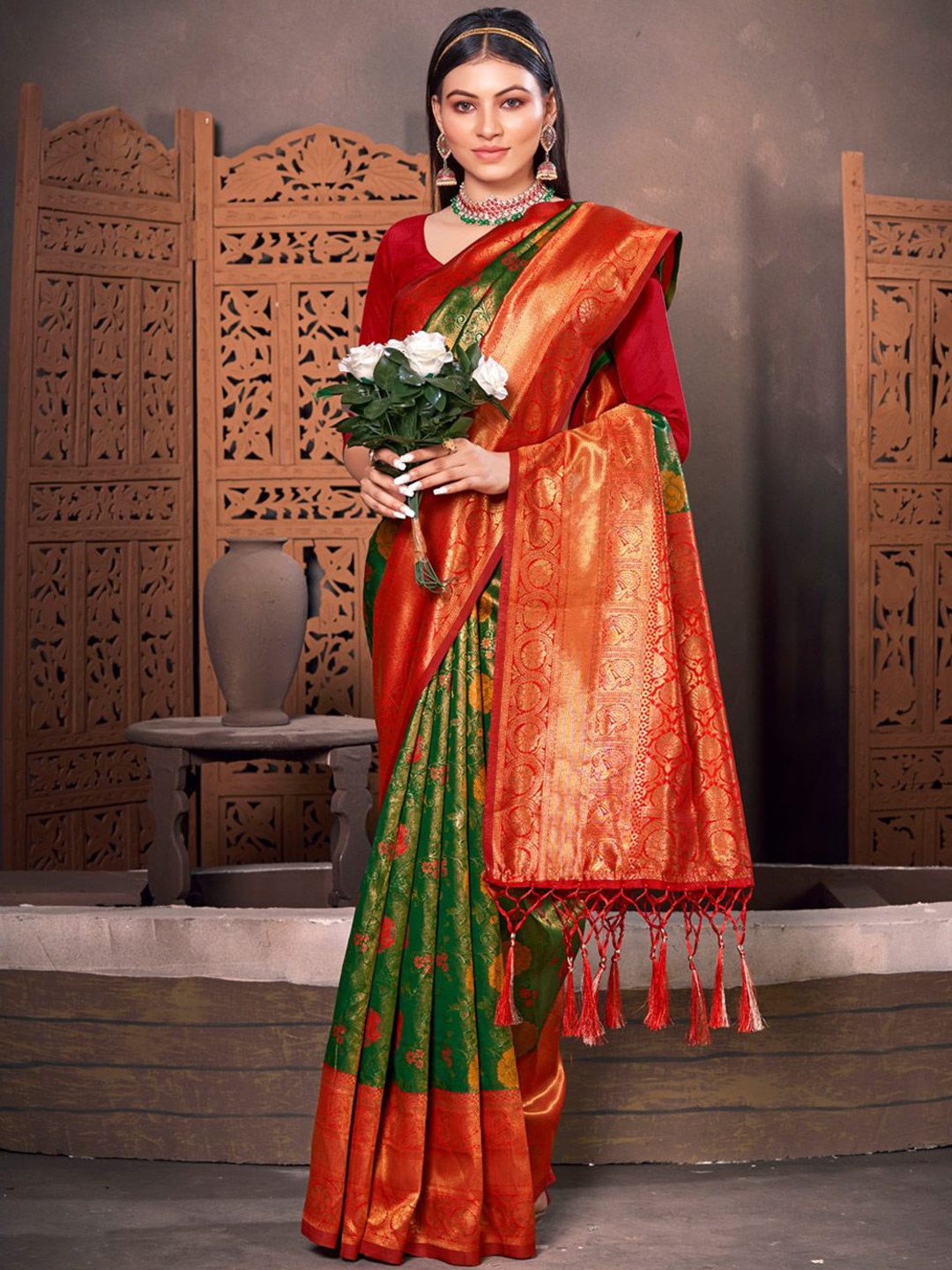 

Exclusiva Woven Design Zari Kanjivaram Saree, Green