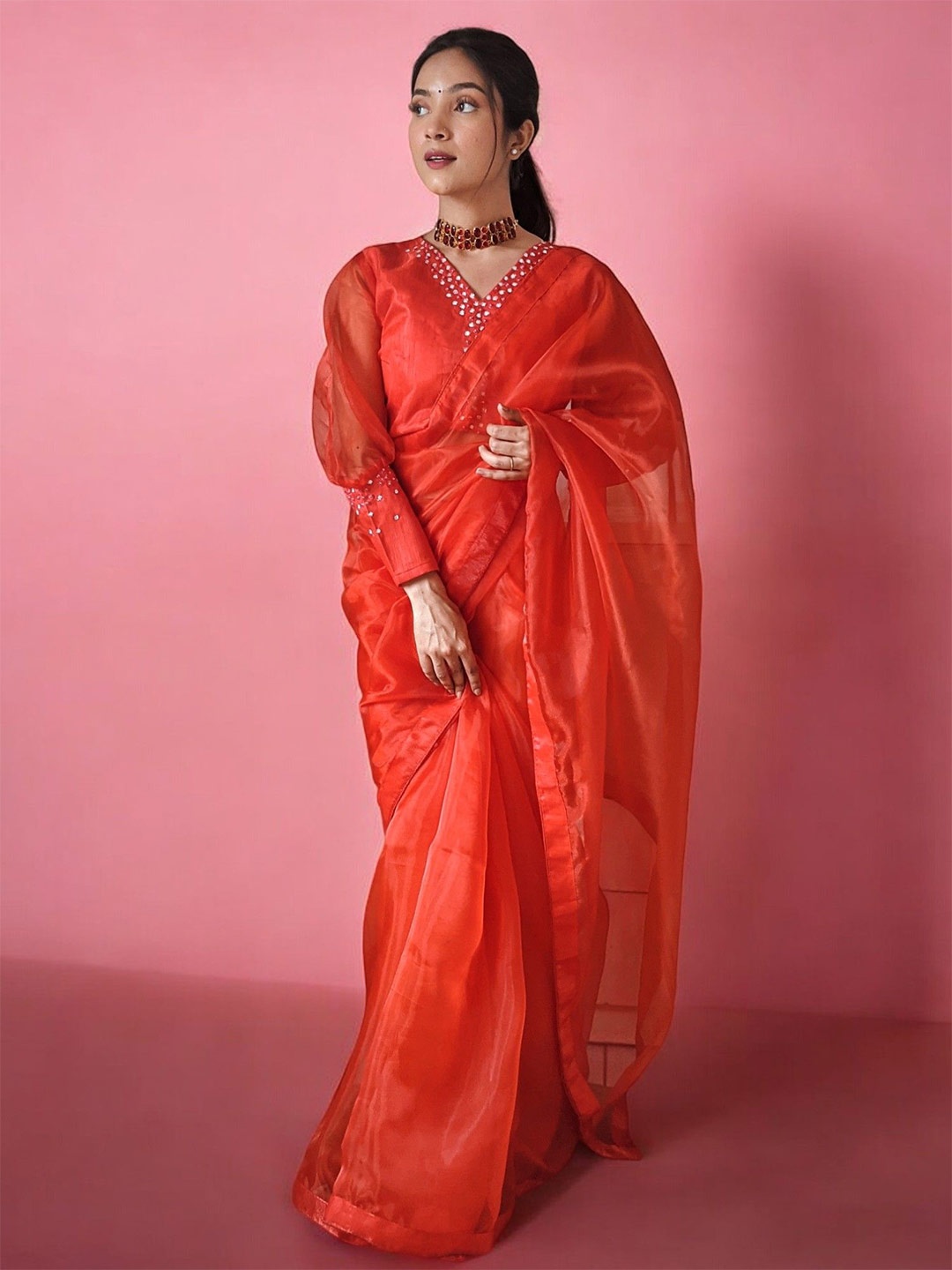 

VAMSEE Solid Organza Saree, Red