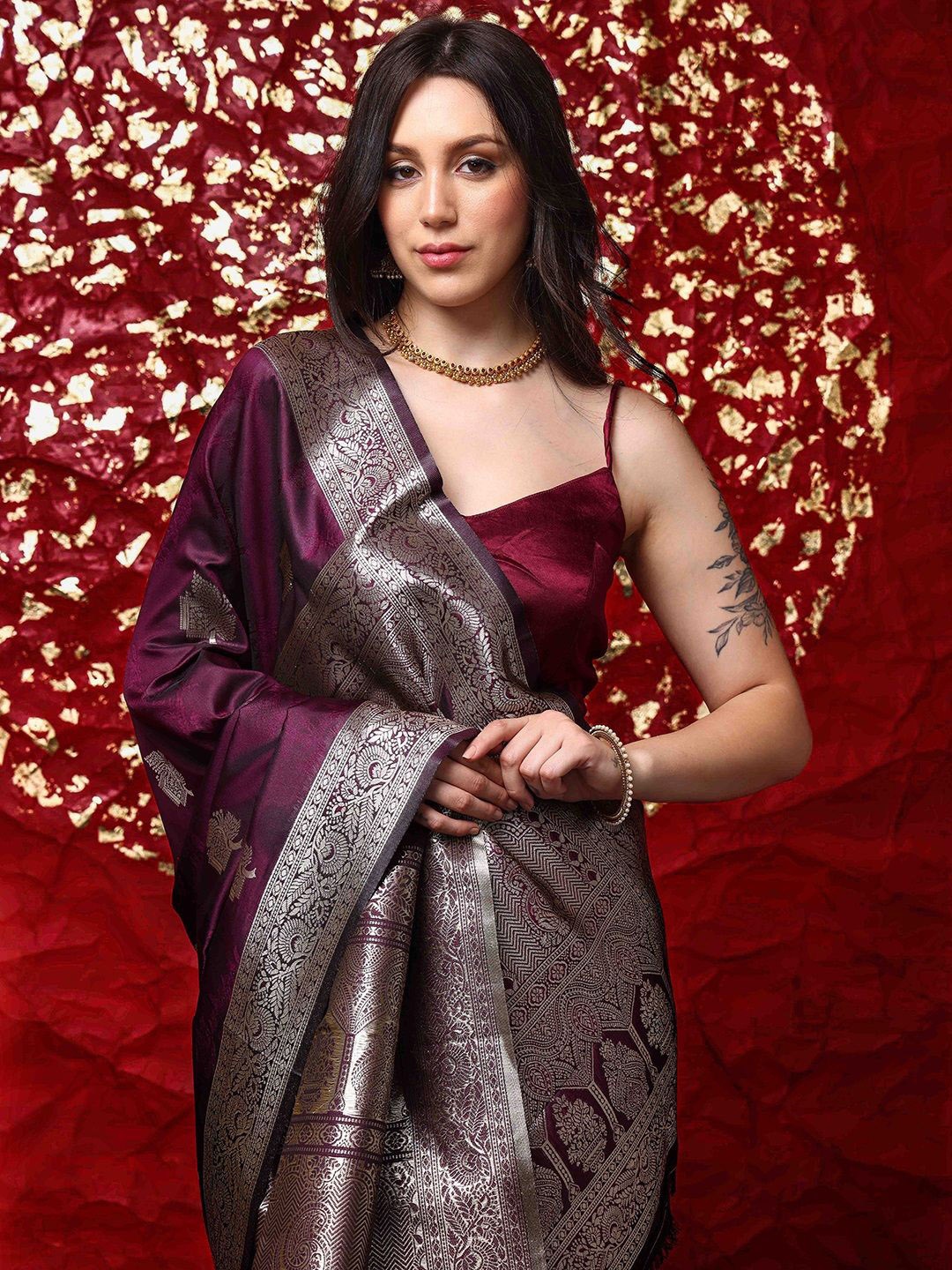 

Ishin Ethnic Motif Zari Woven Banarasi Saree, Burgundy