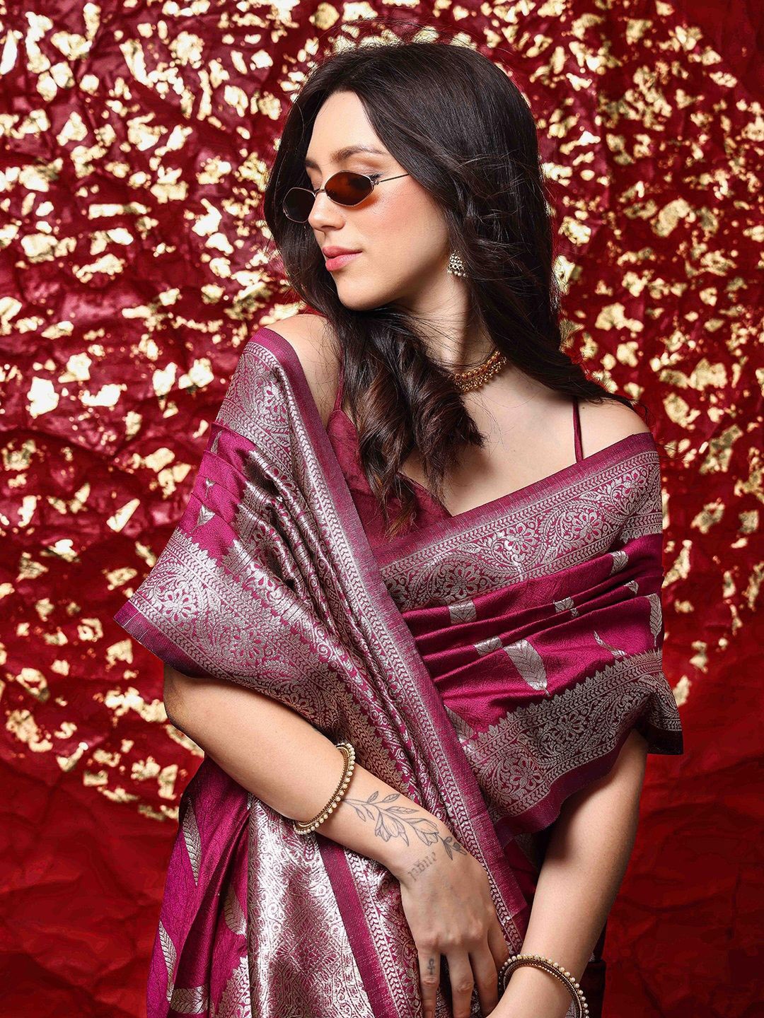 

Ishin Ethnic Motif Zari Woven Banarasi Saree, Burgundy