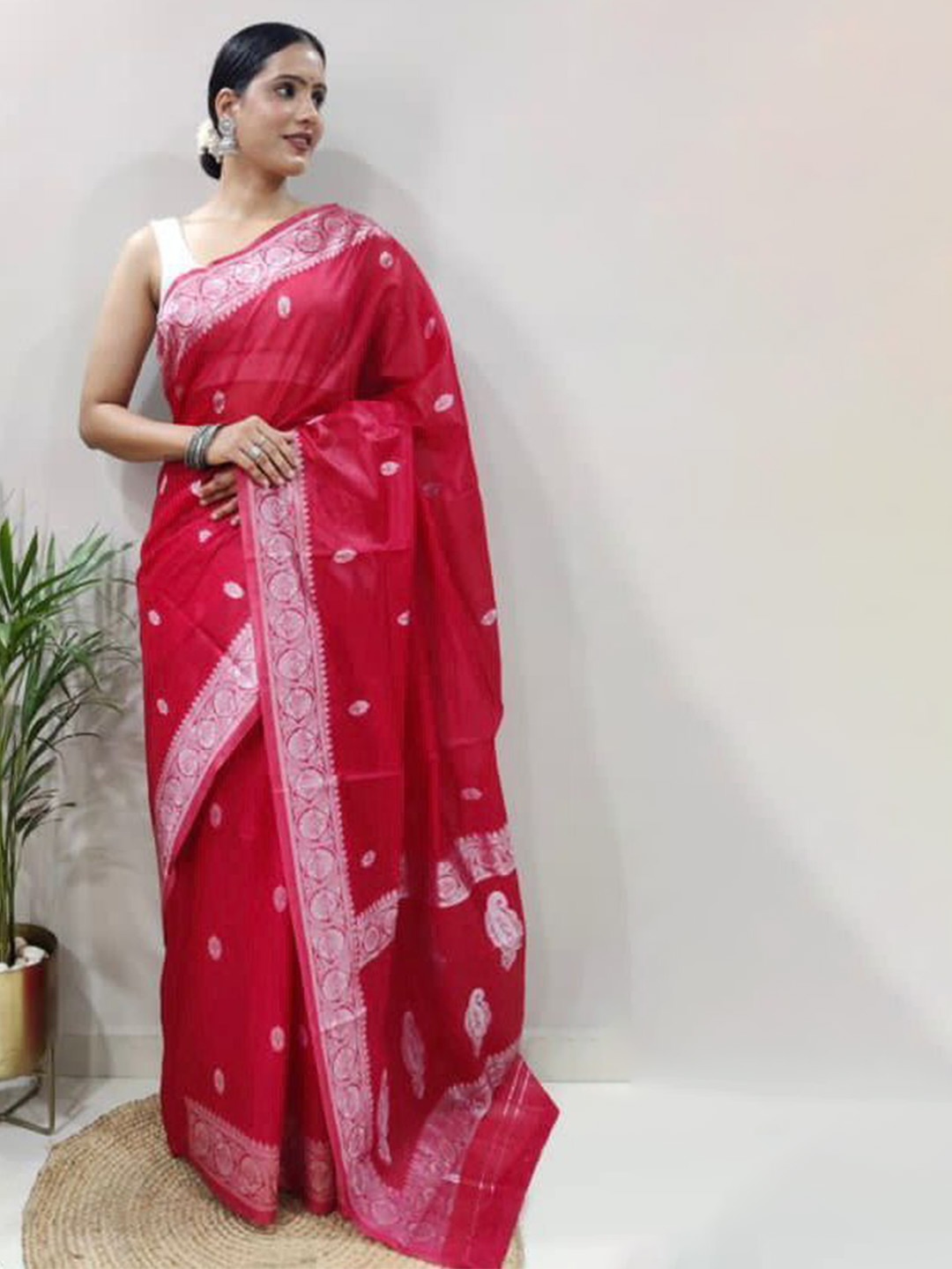 

revika Ethnic Motif Zari Woven Pure Silk Kanjeevaram Saree, Red