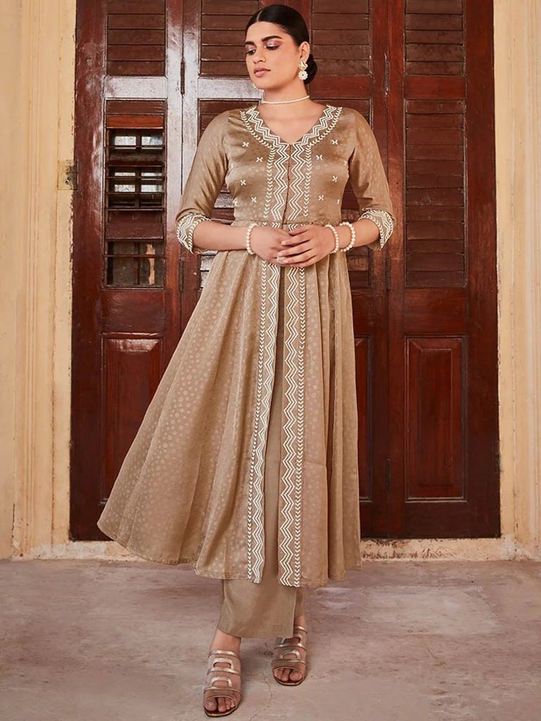 

Jaipur Kurti Floral Embroidered Regular Anarkali Kurta With Palazzos, Beige