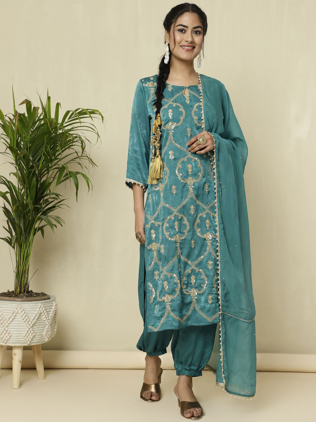 

Jaipur Kurti Floral Embroidered Regular Velvet Straight Kurta With Salwar & Dupatta, Sea green