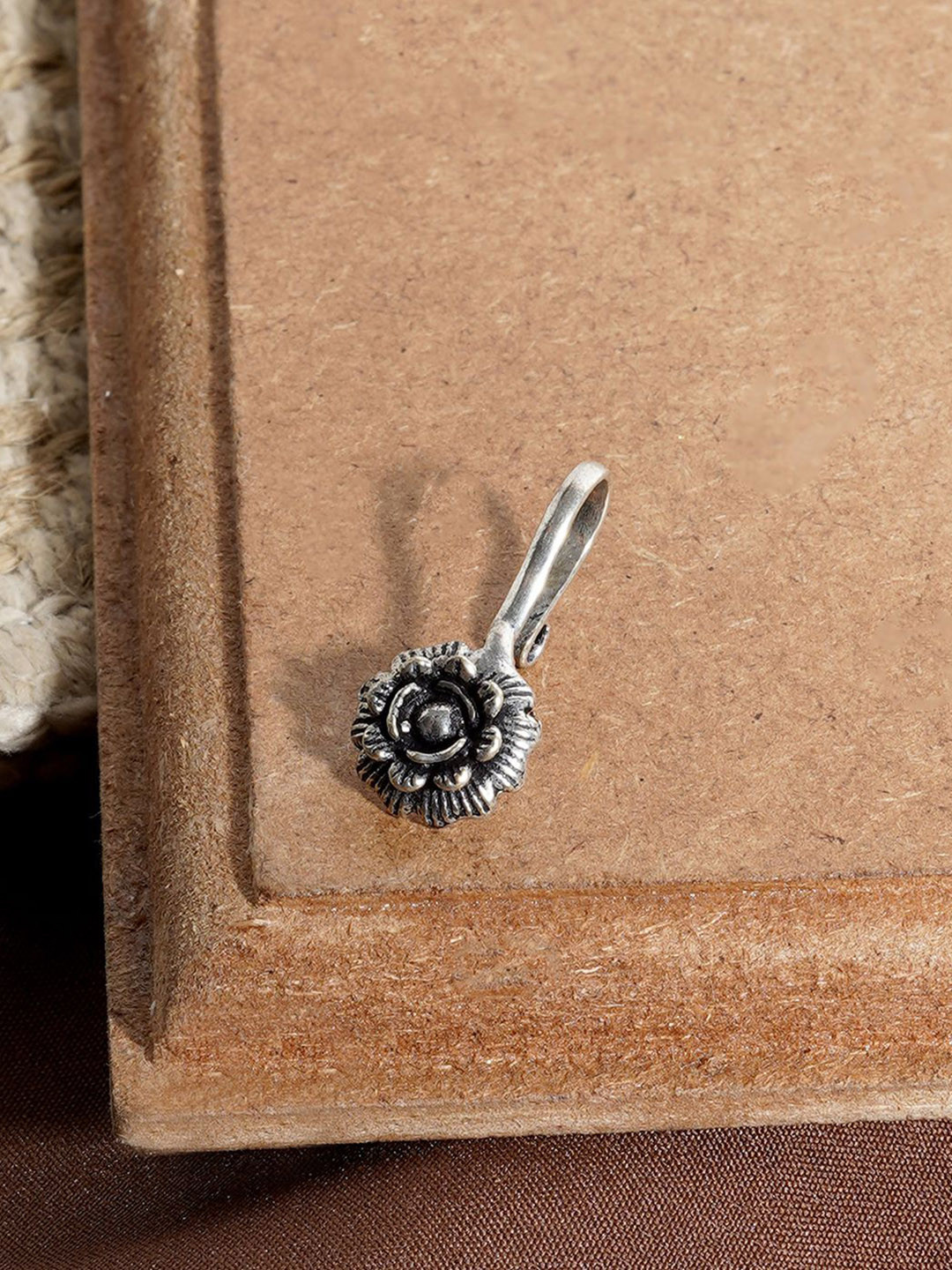 

TEEJH Gul Silver-Plated Oxidised Stud Nosepin