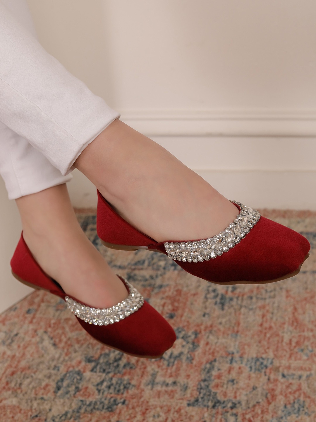 

Shezone Women Embellished Mojaris, Maroon