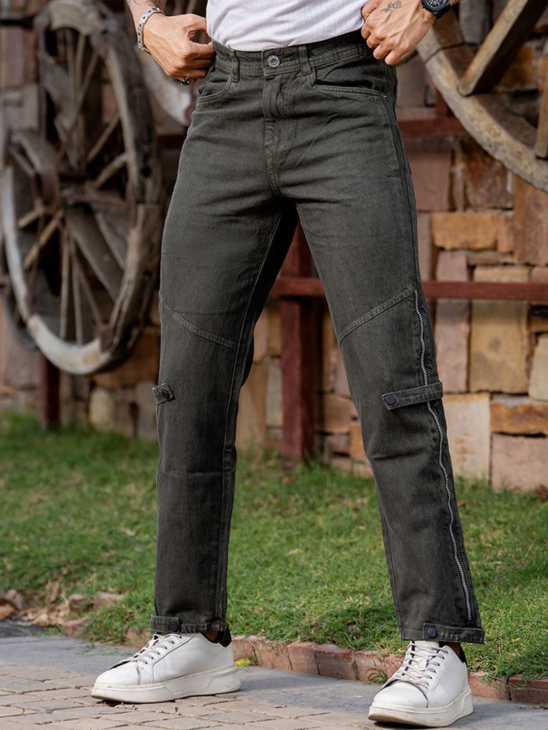 

Tistabene Men Straight Fit Mid-Rise Mildly Distressed Light Fade Jeans, Green