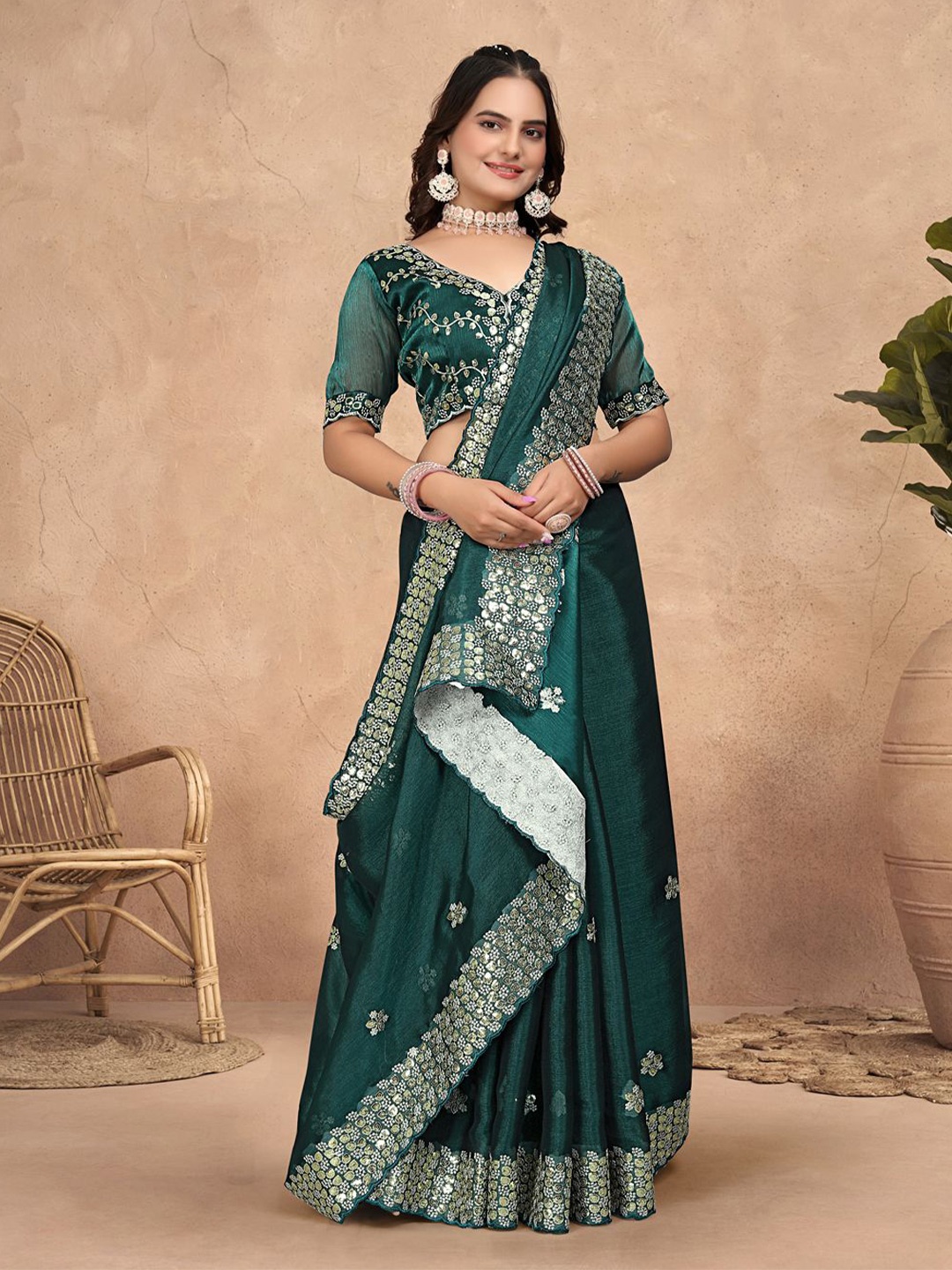 

Pionex Ethnic Motif Embellished Sequinned Saree, Green