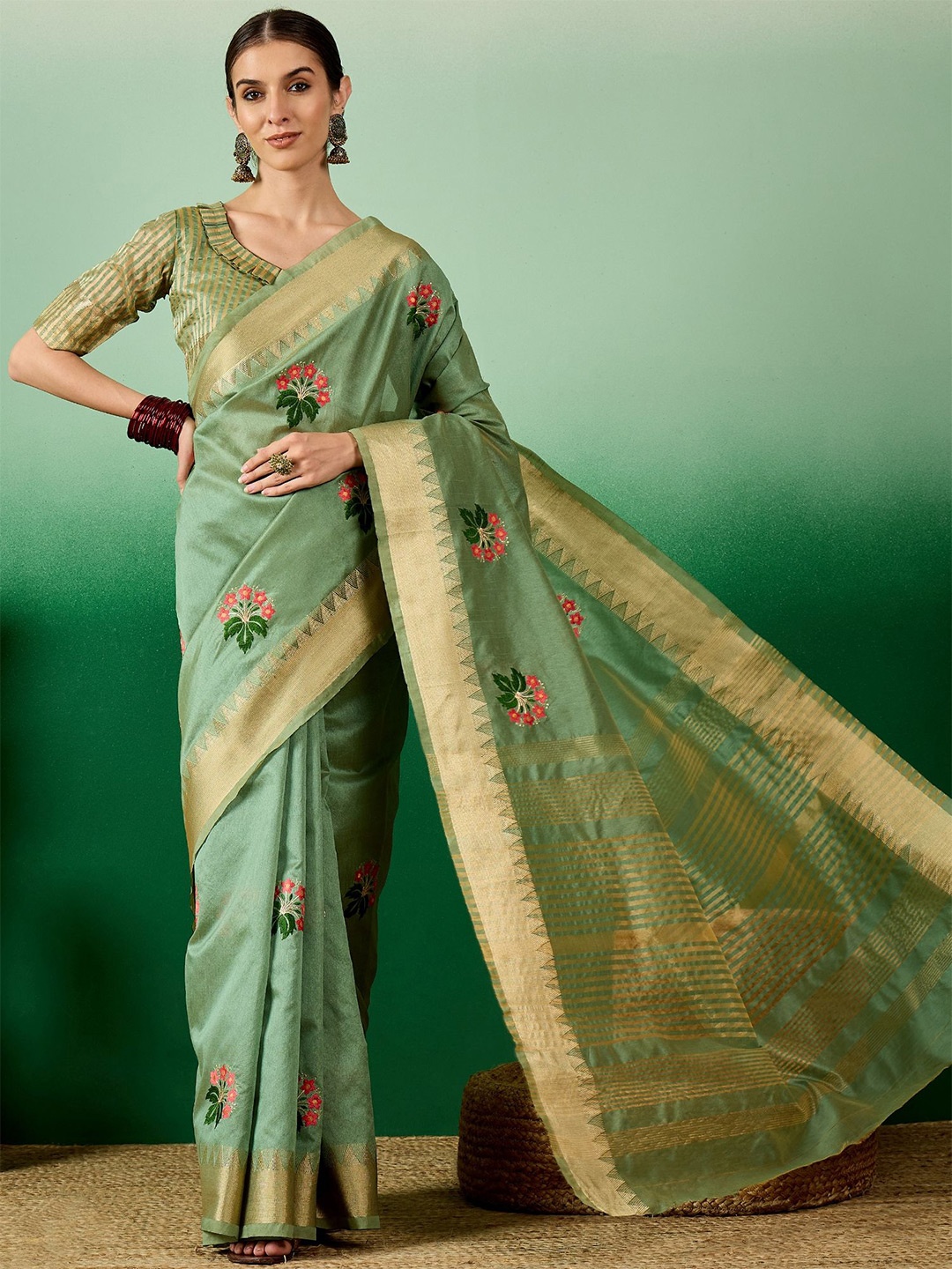 

KAVINDI Floral Embroidered Zari Saree, Green